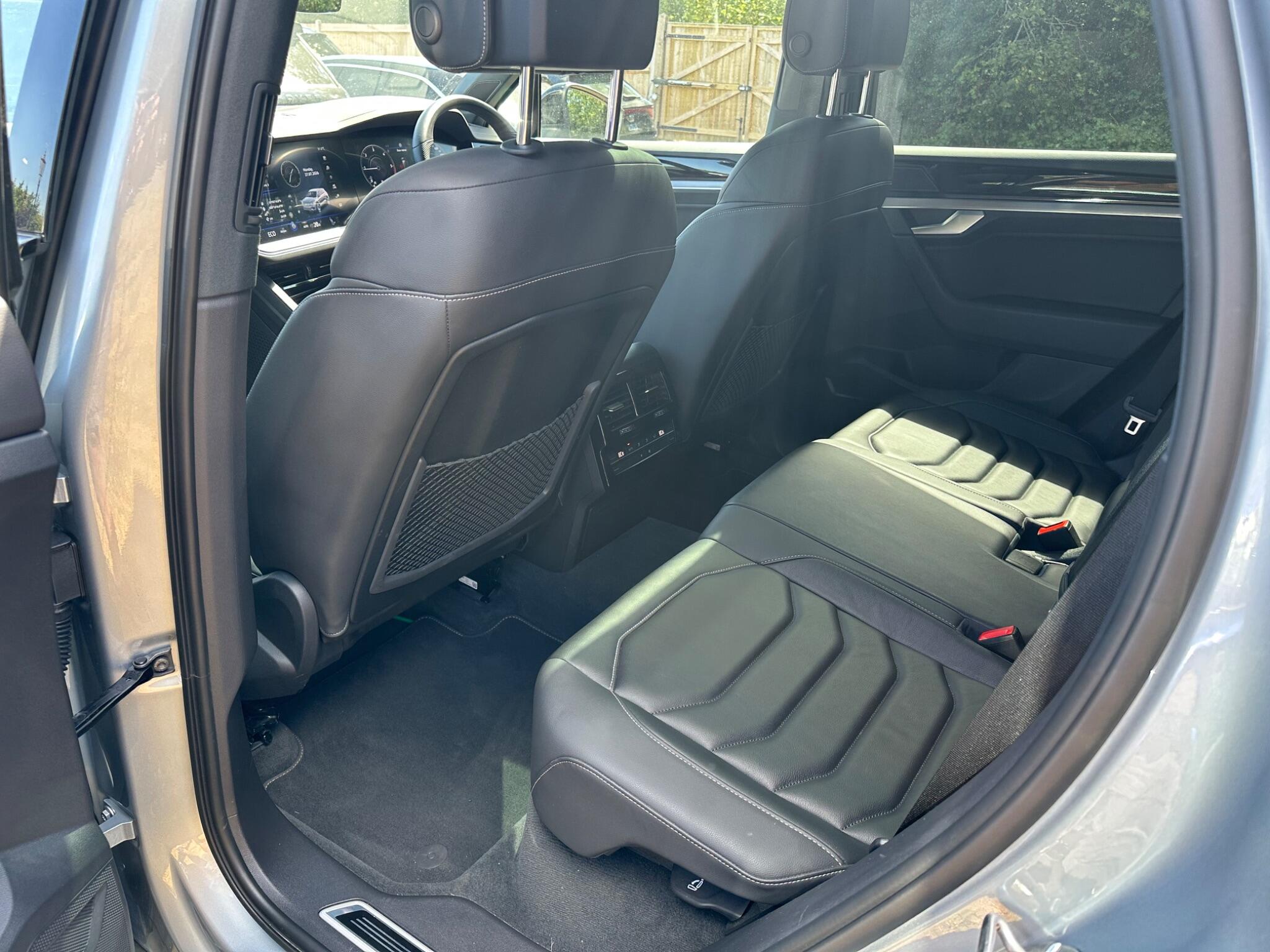 Volkswagen Touareg view 16