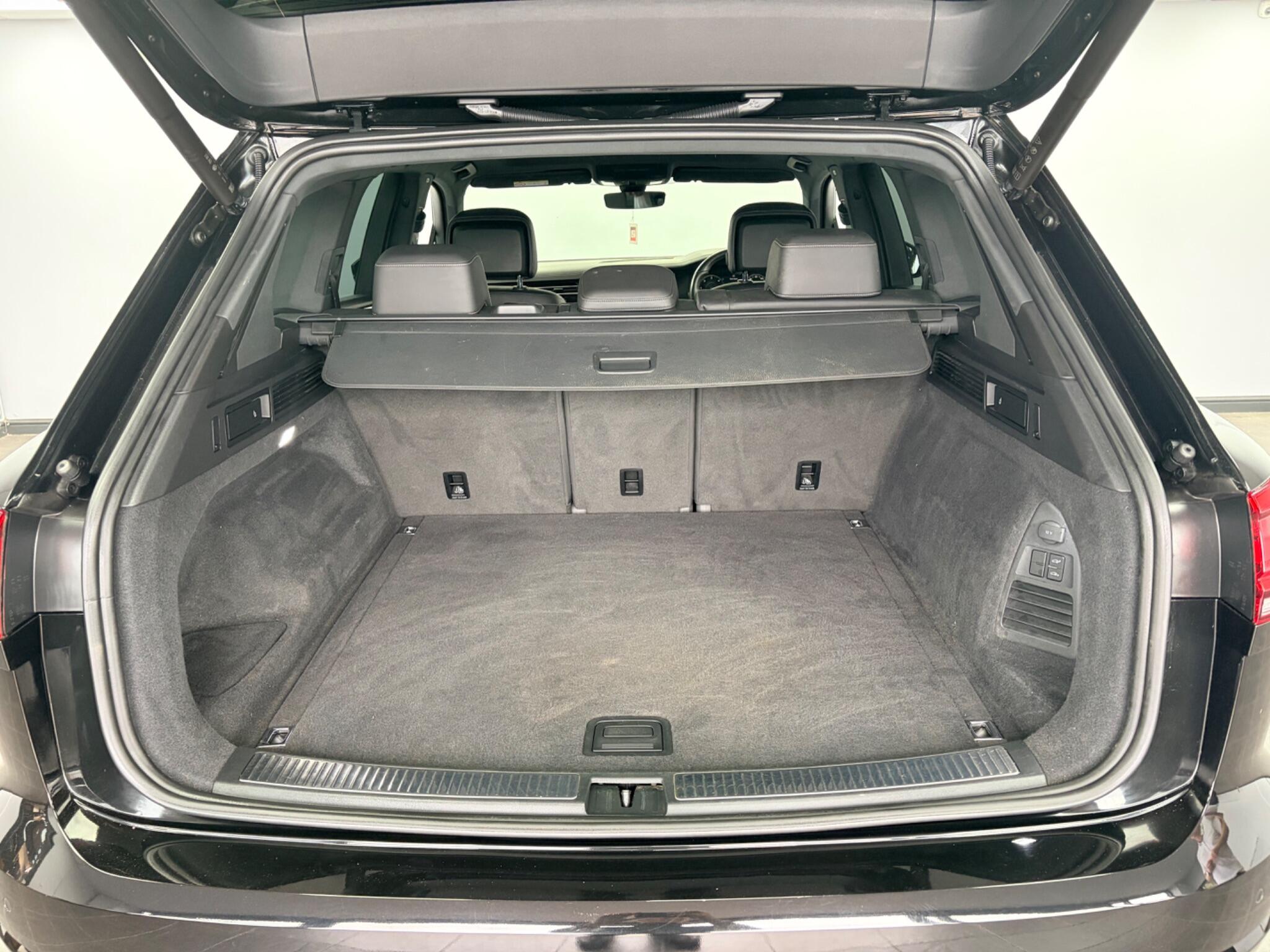 Volkswagen Touareg view 15