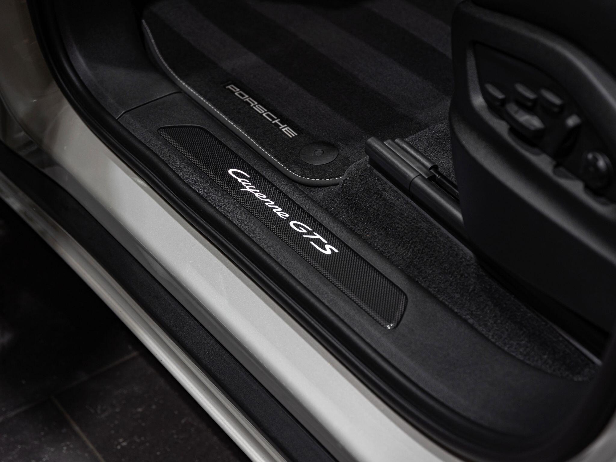 Porsche Cayenne view 26