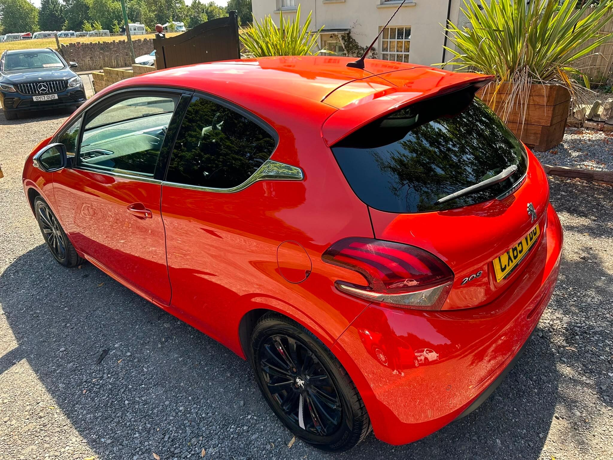 Peugeot 208 view 11