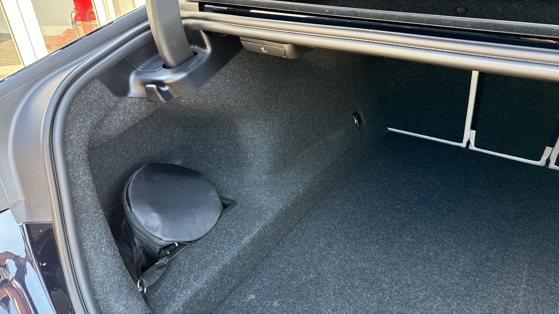 BMW 5 Series view 25