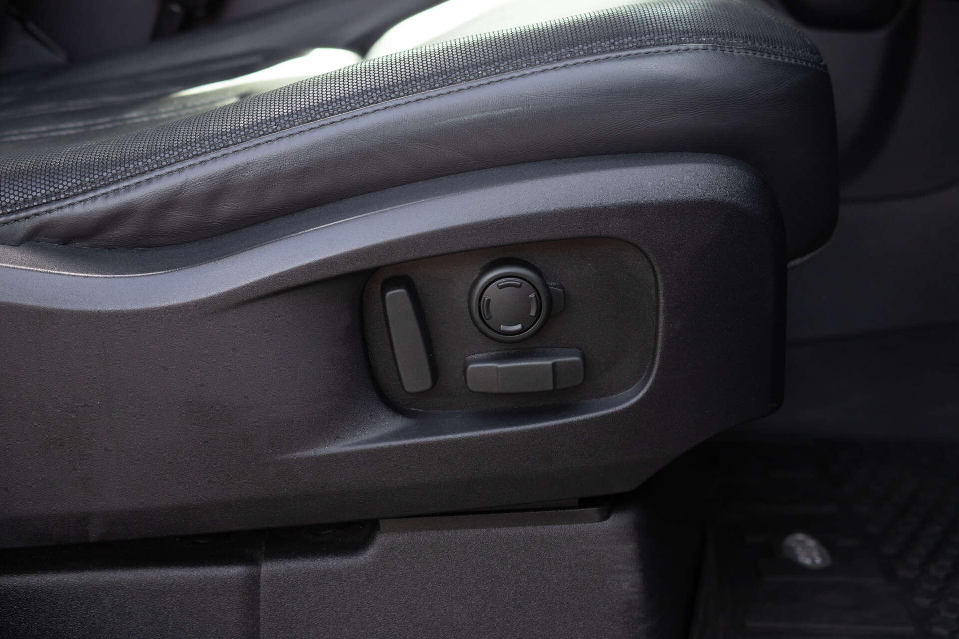 Land Rover Defender view 36