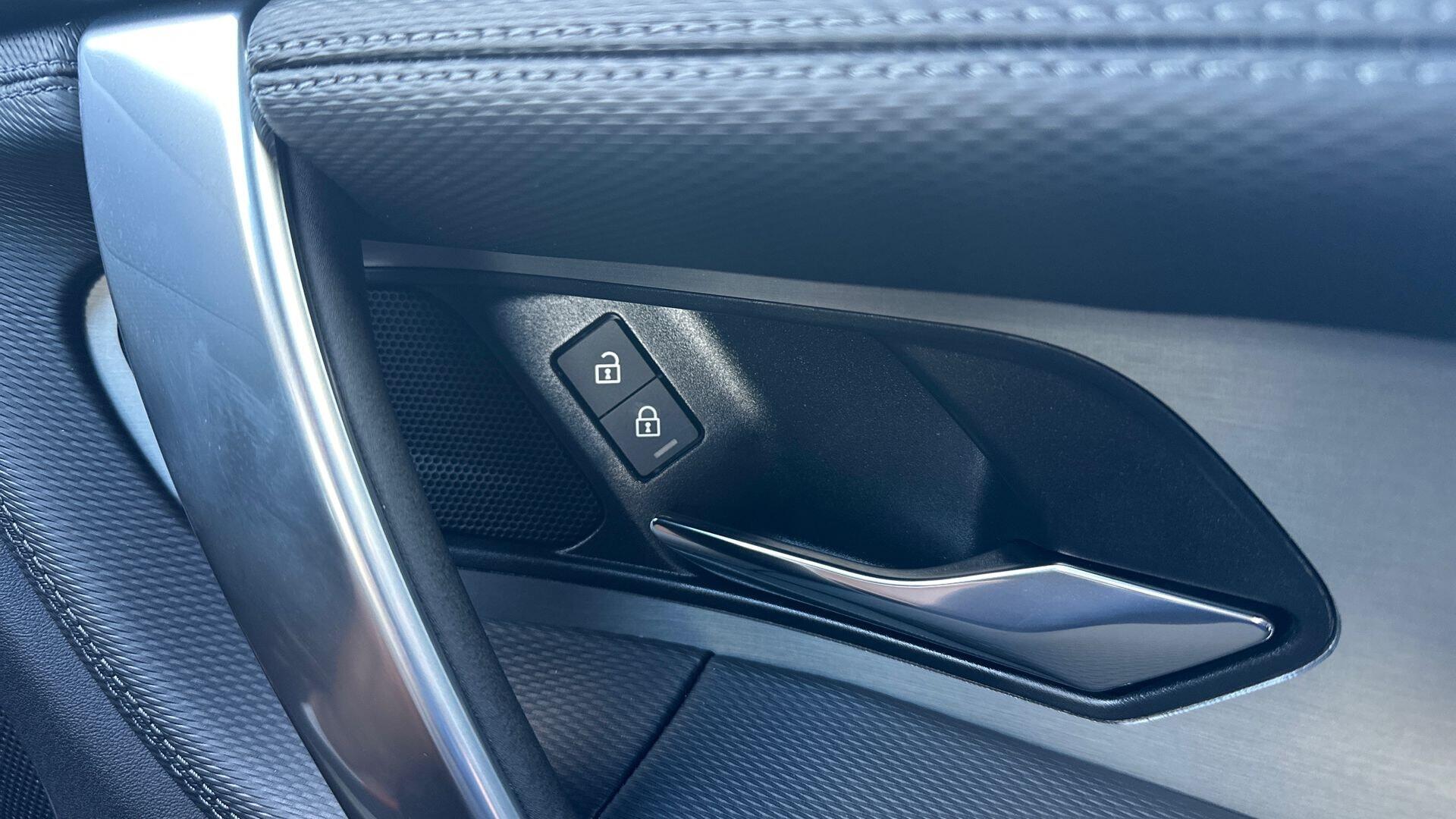 Land Rover Discovery Sport view 26