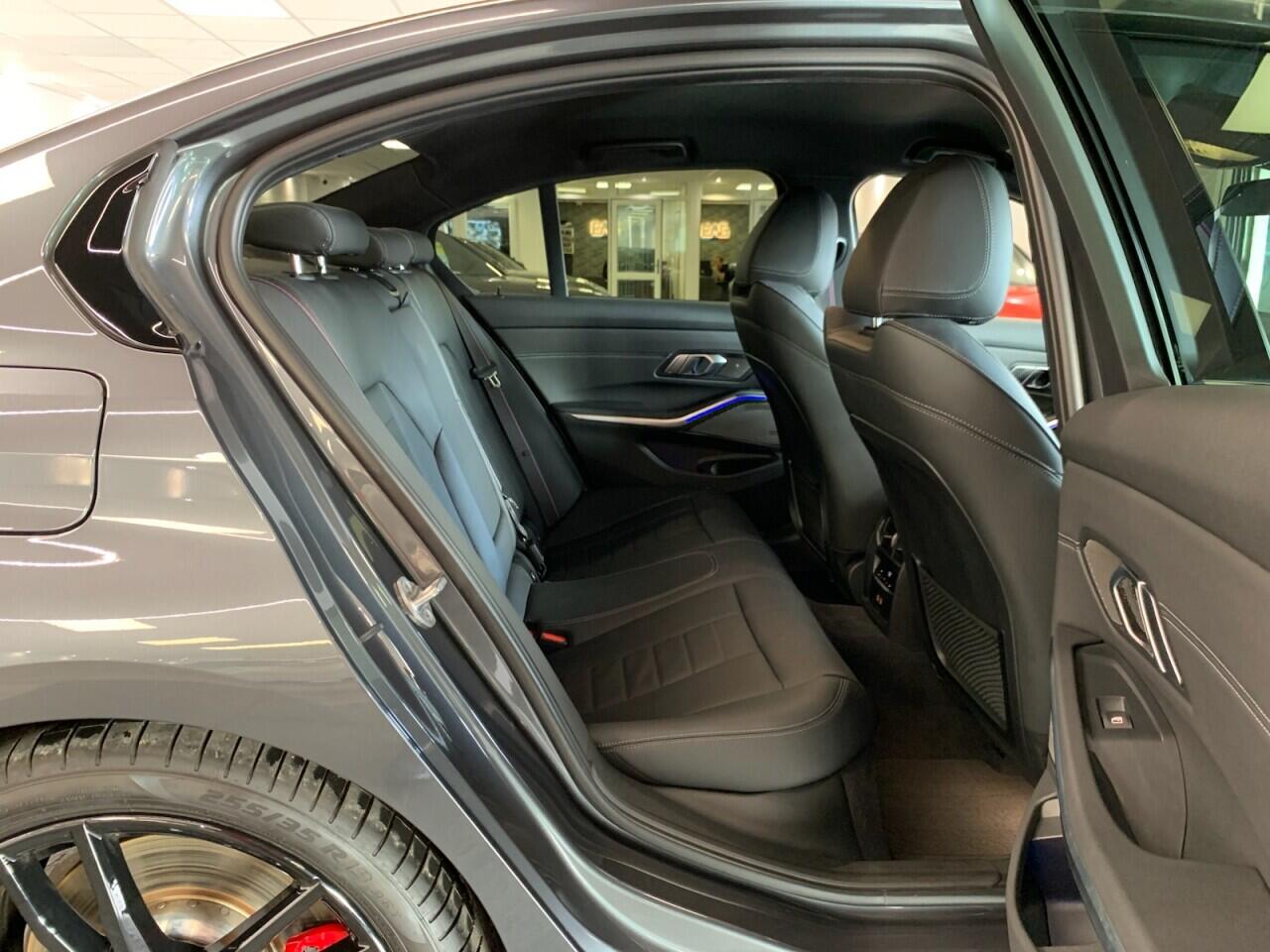 BMW 3 Series view 23
