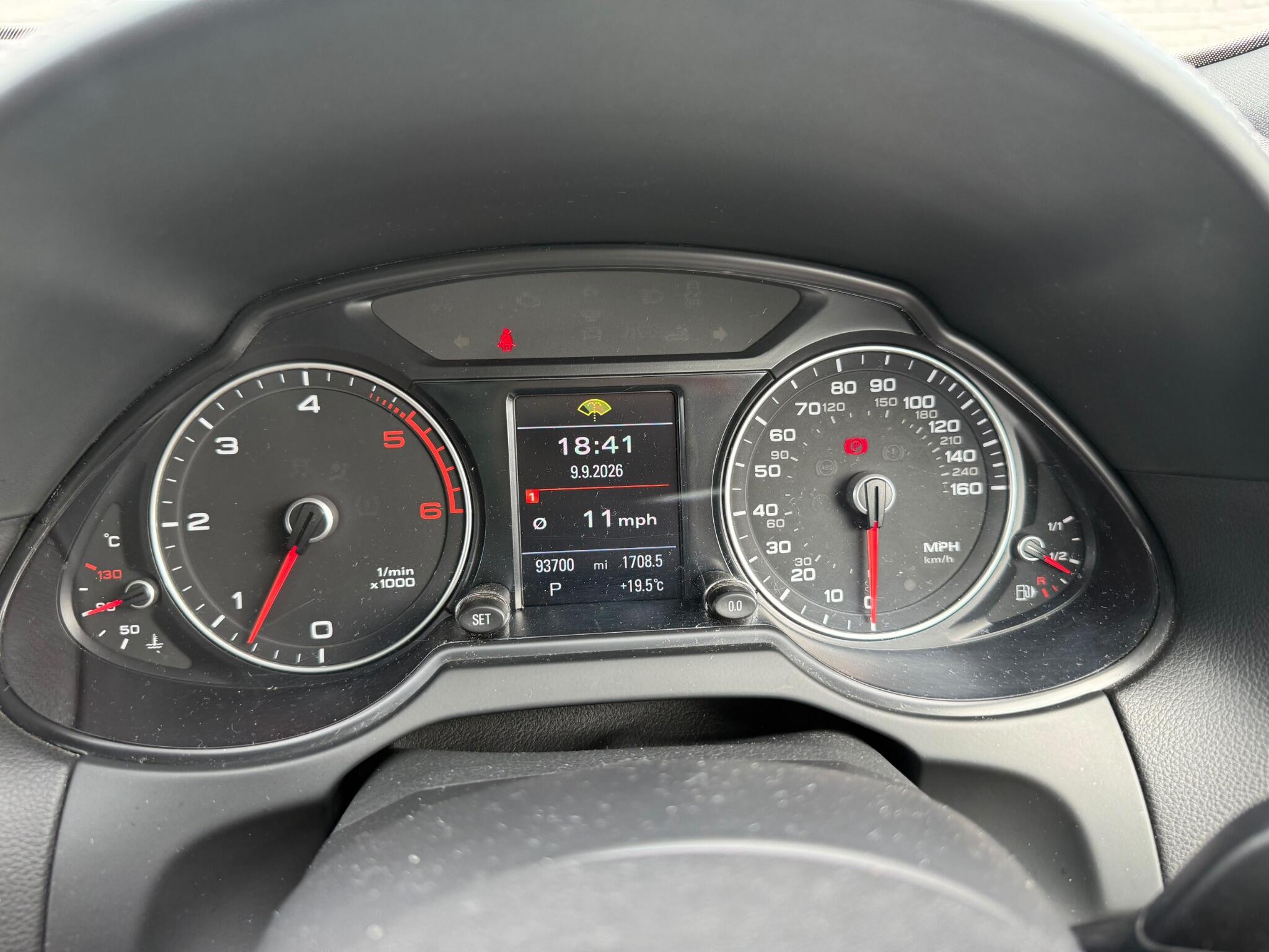 Audi Q5 view 12