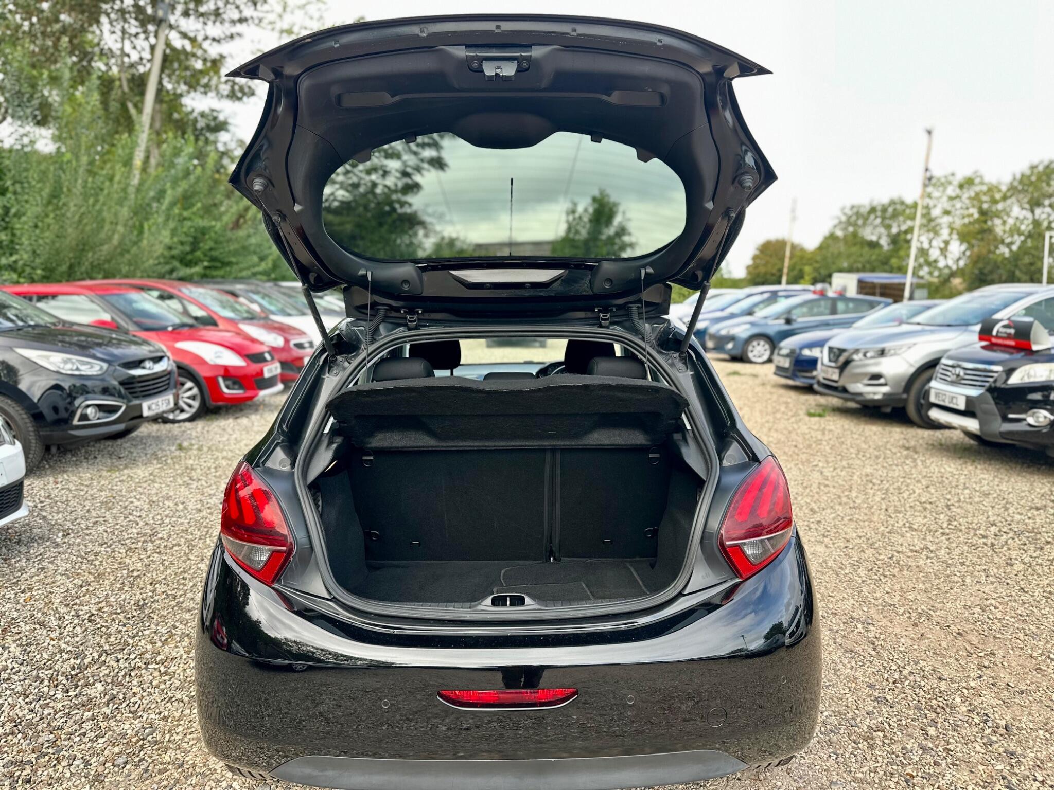 Peugeot 208 view 19