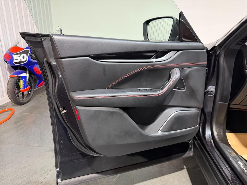Maserati Levante view 21