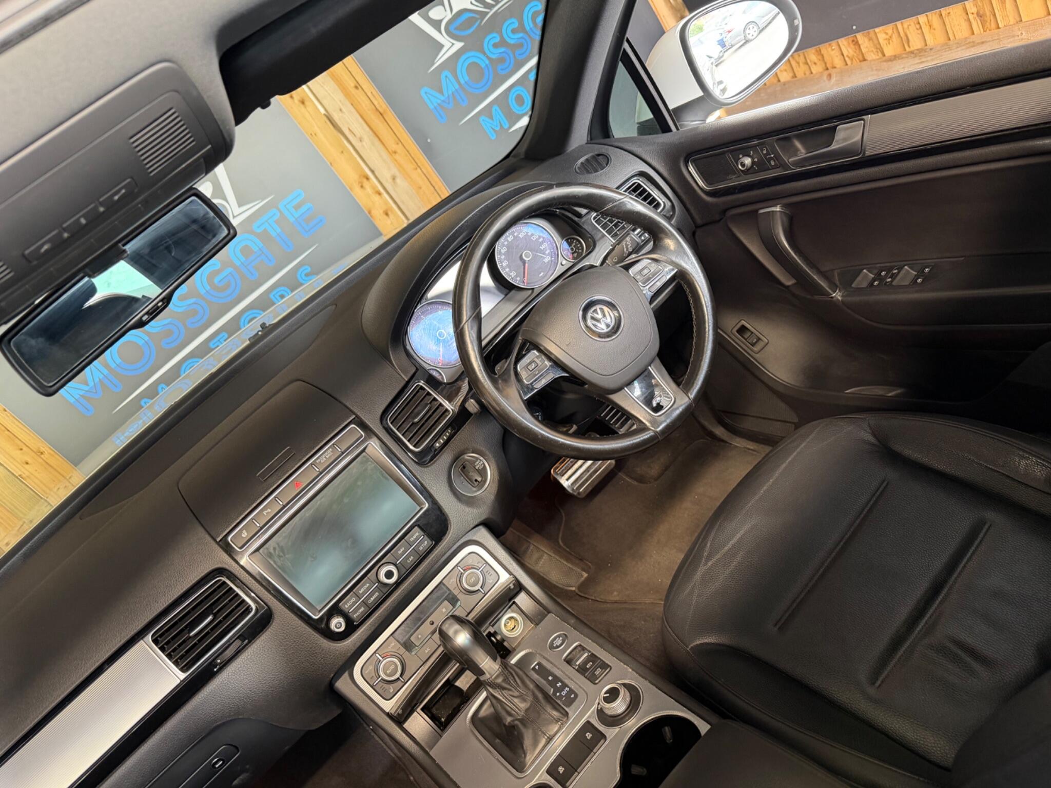 Volkswagen Touareg view 16