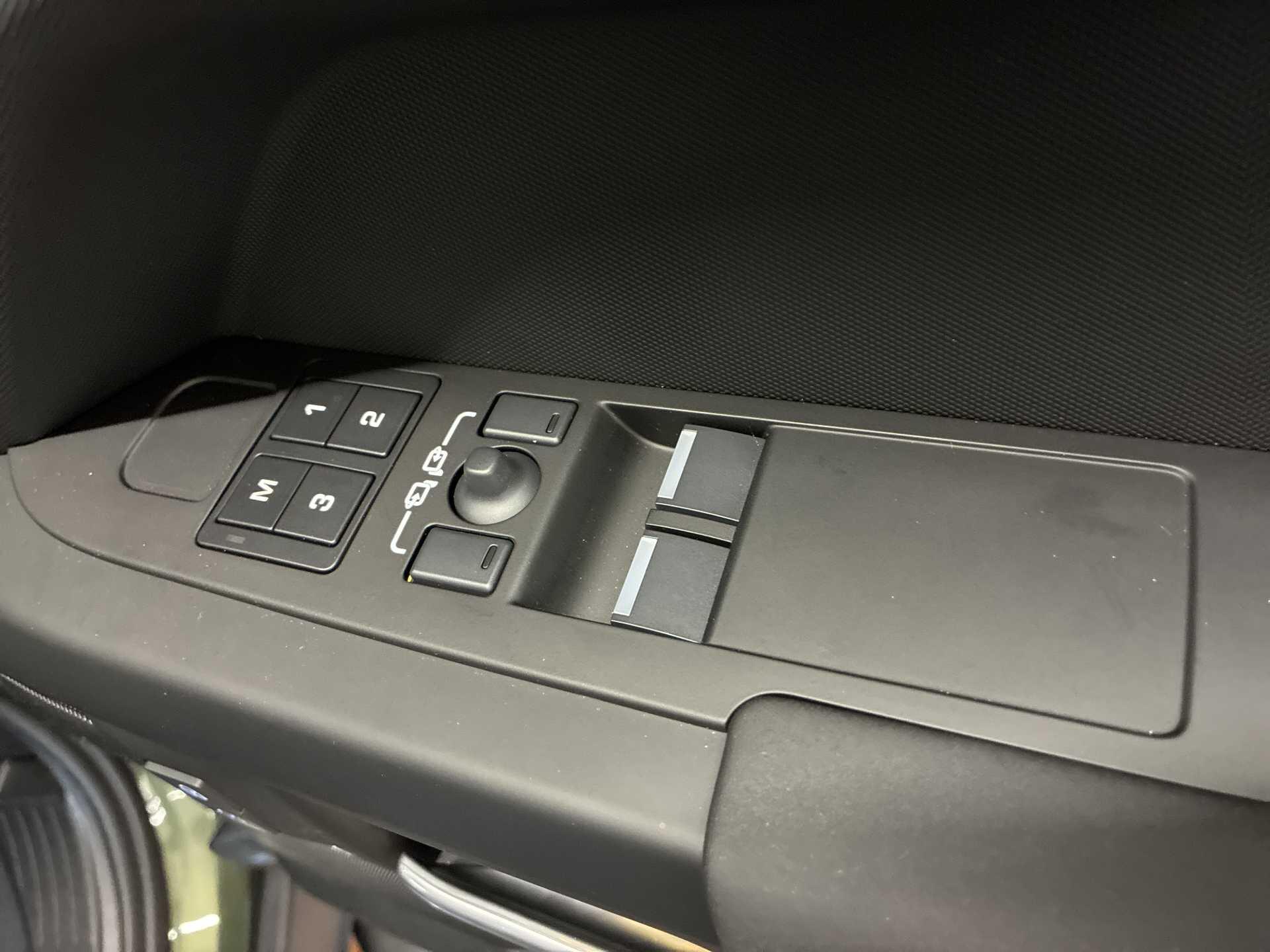 Land Rover Defender view 24