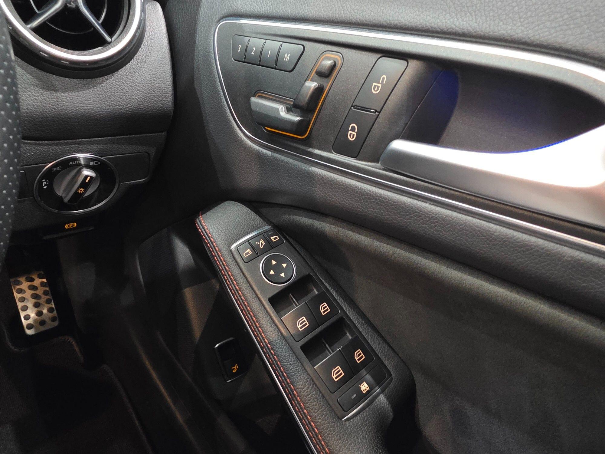 Mercedes-Benz GLA view 40