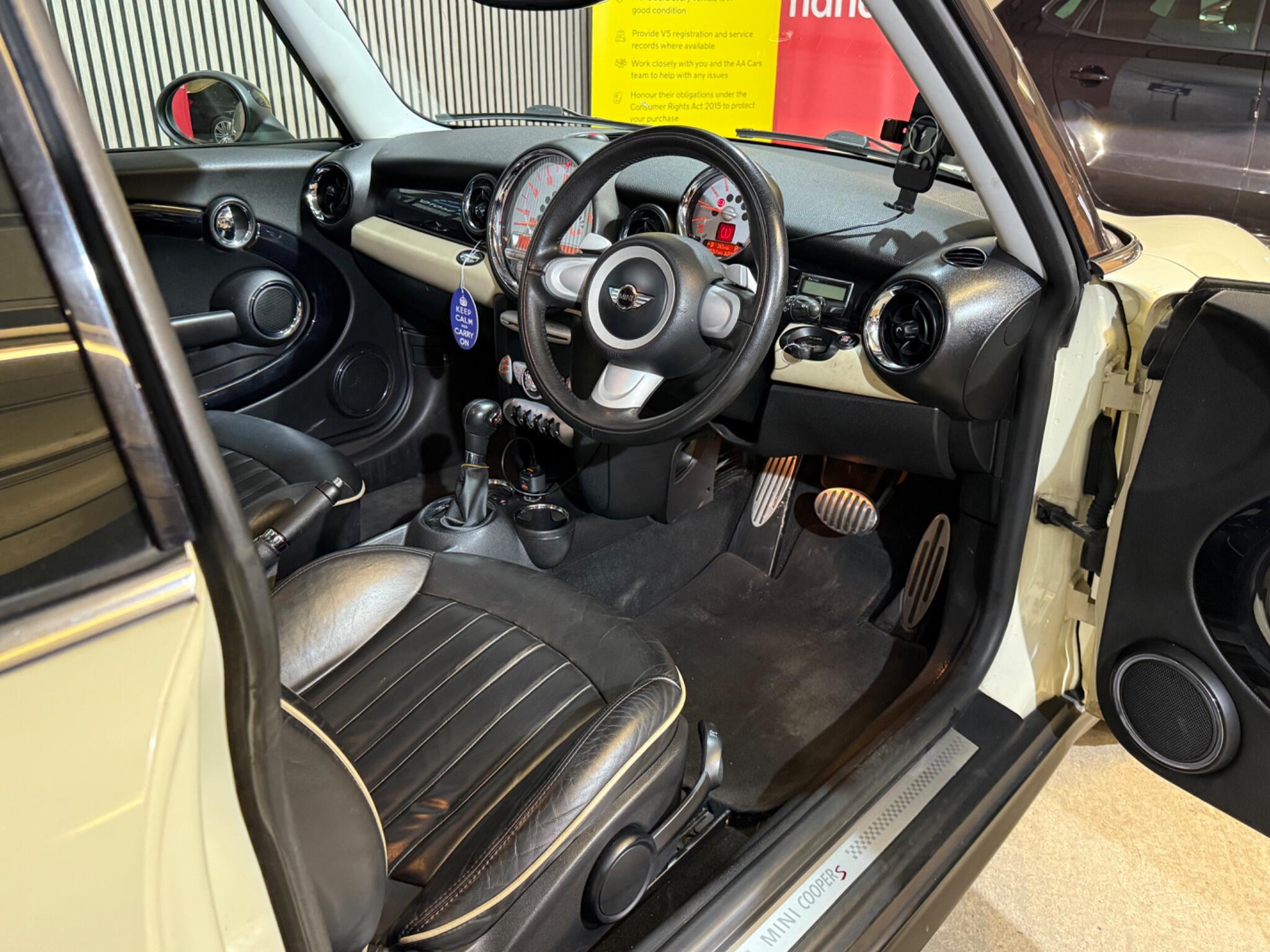 2008 MINI Hatch image 22