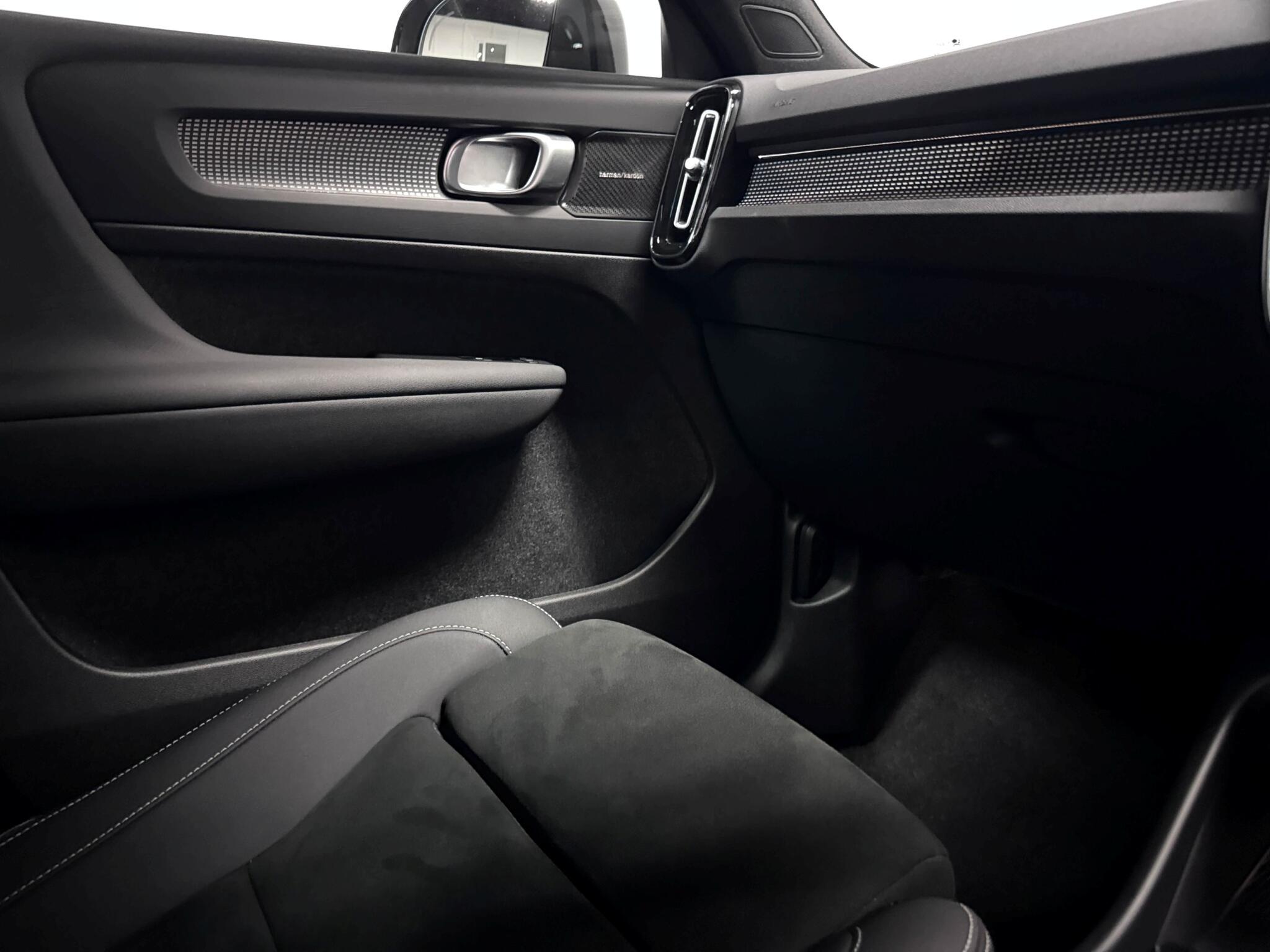 Volvo XC40 view 34