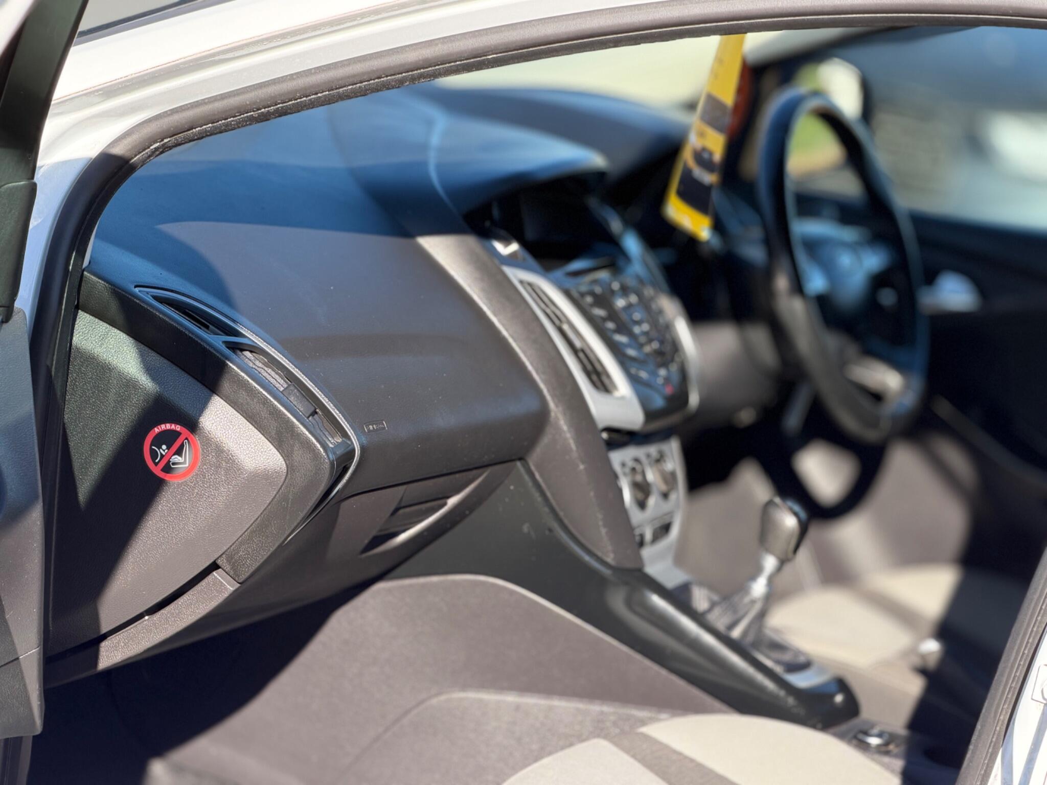 2013 Ford Focus 1.6 TDCi Zetec Euro 5 (s/s) 5dr image 22