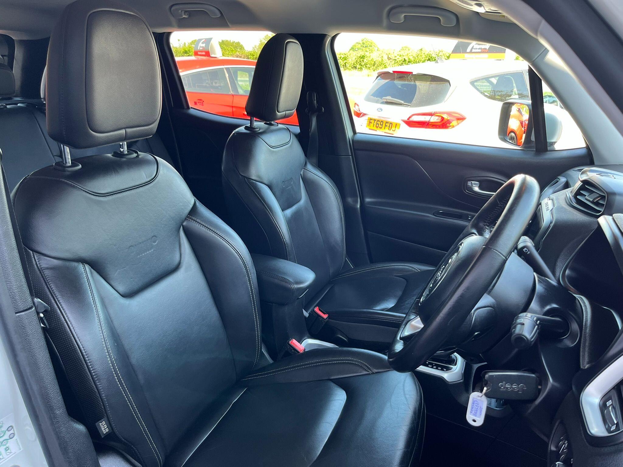 Jeep Renegade view 12