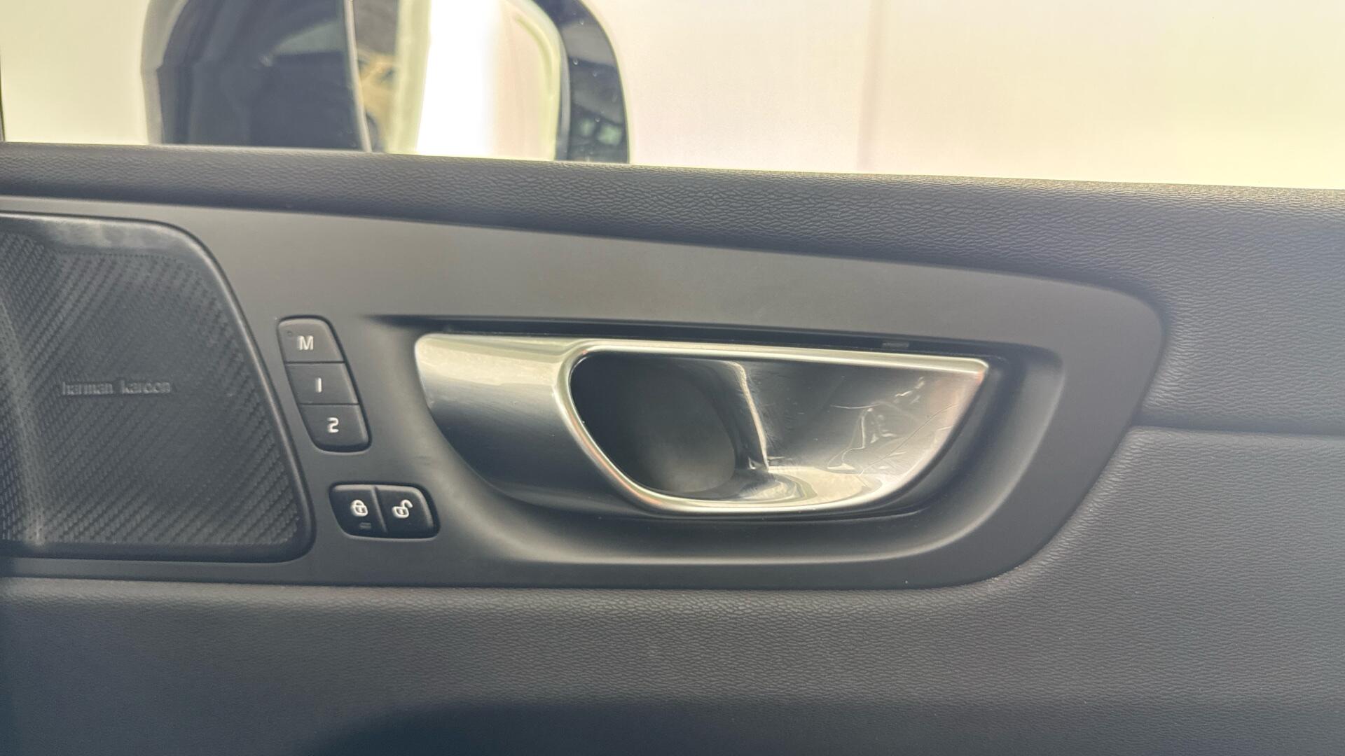 Volvo XC60 view 40