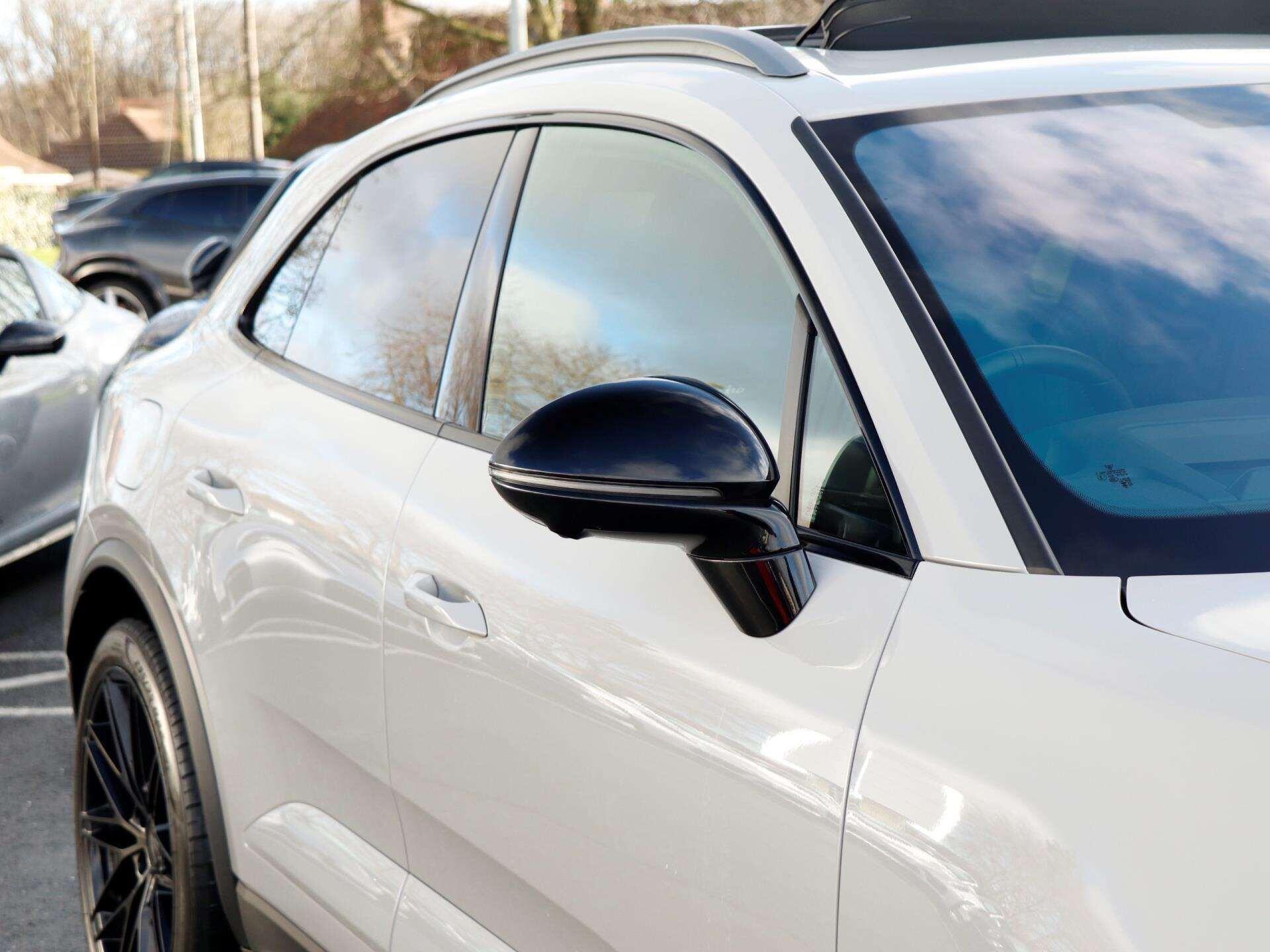 Porsche Macan view 31