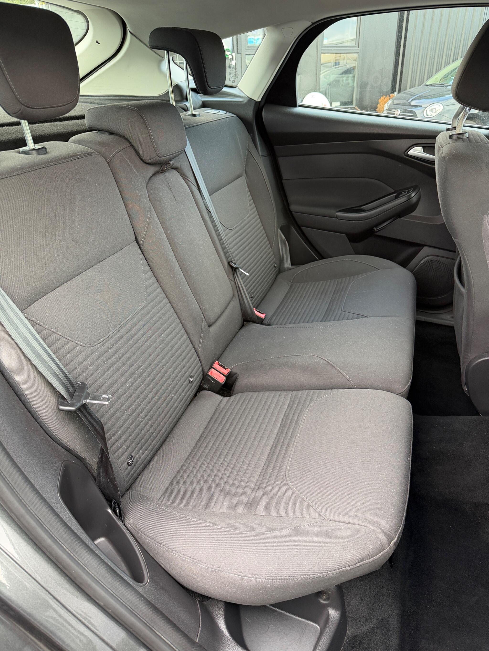 Ford Focus view 14