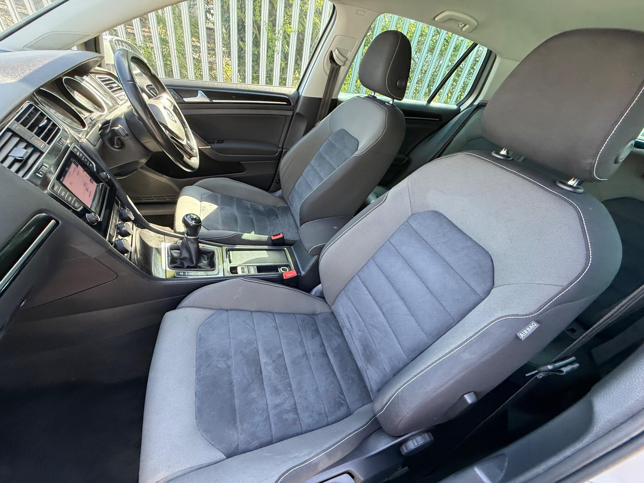 2014 Volkswagen Golf image 32