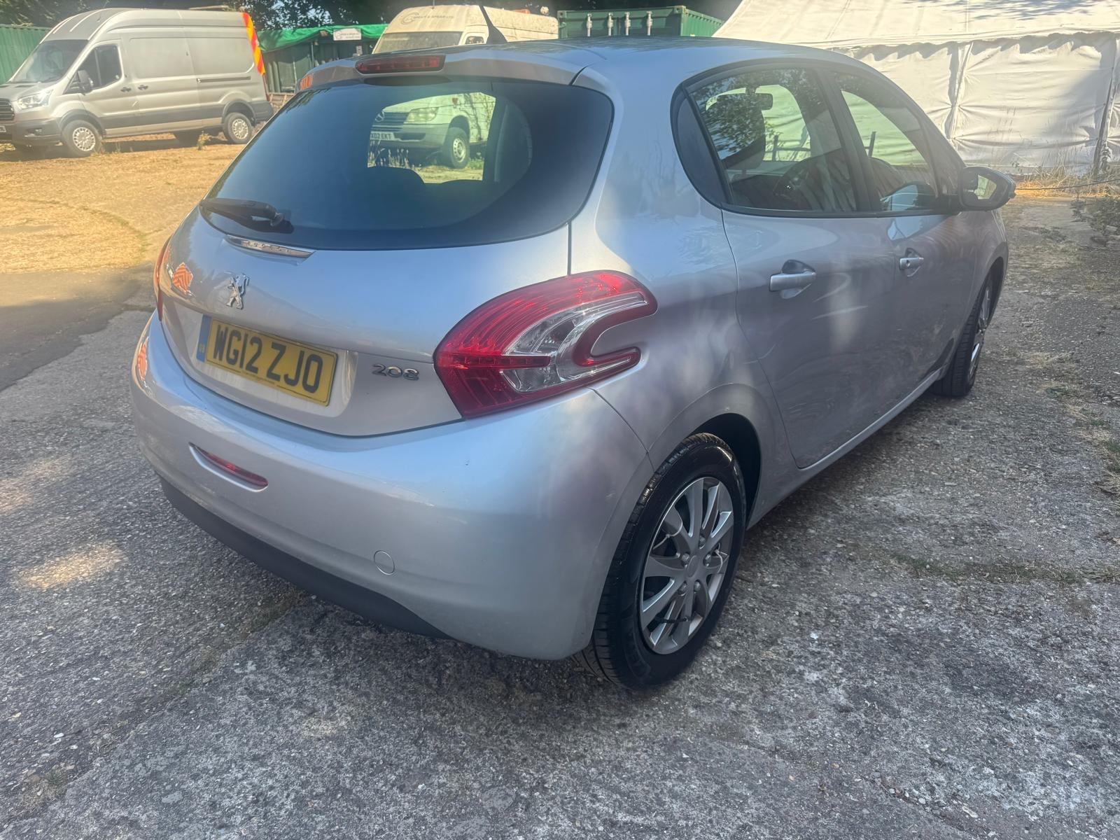 Peugeot 208 view 6