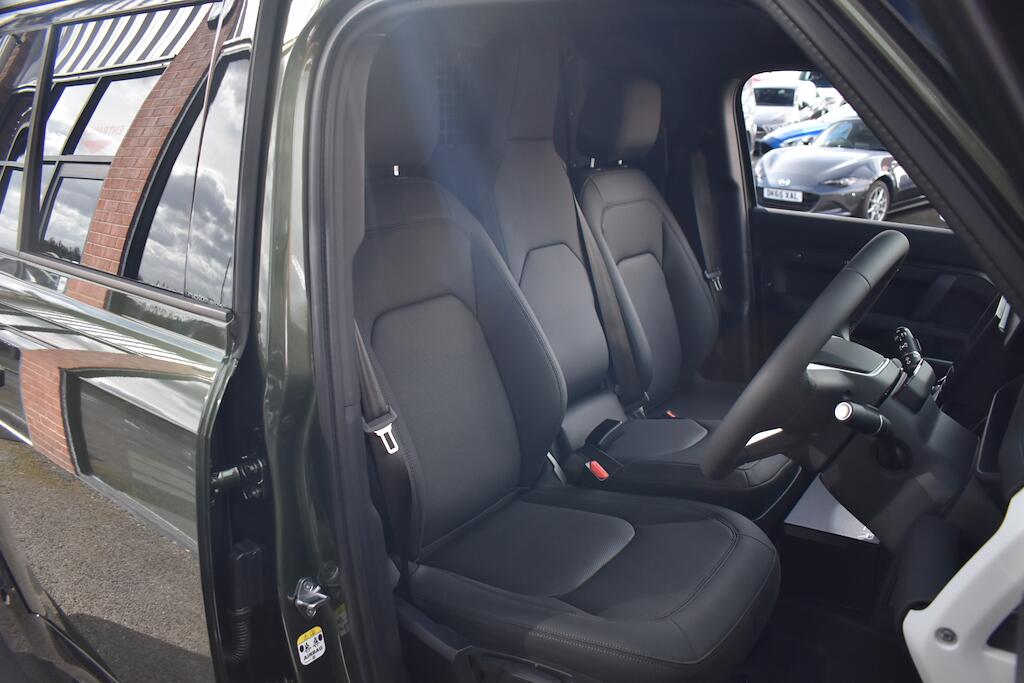 Land Rover Defender 110 view 8