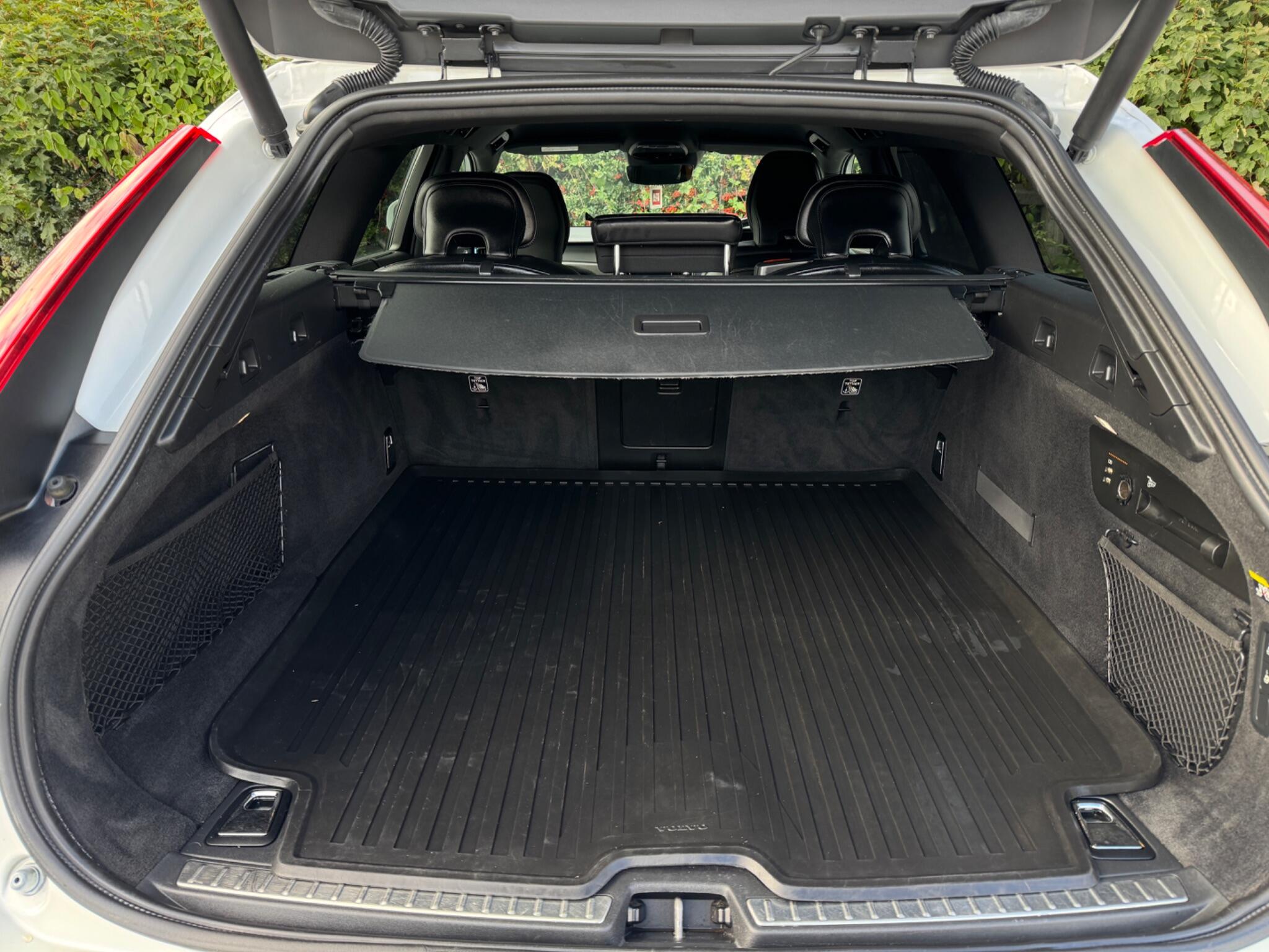 Volvo V90 Cross Country view 22