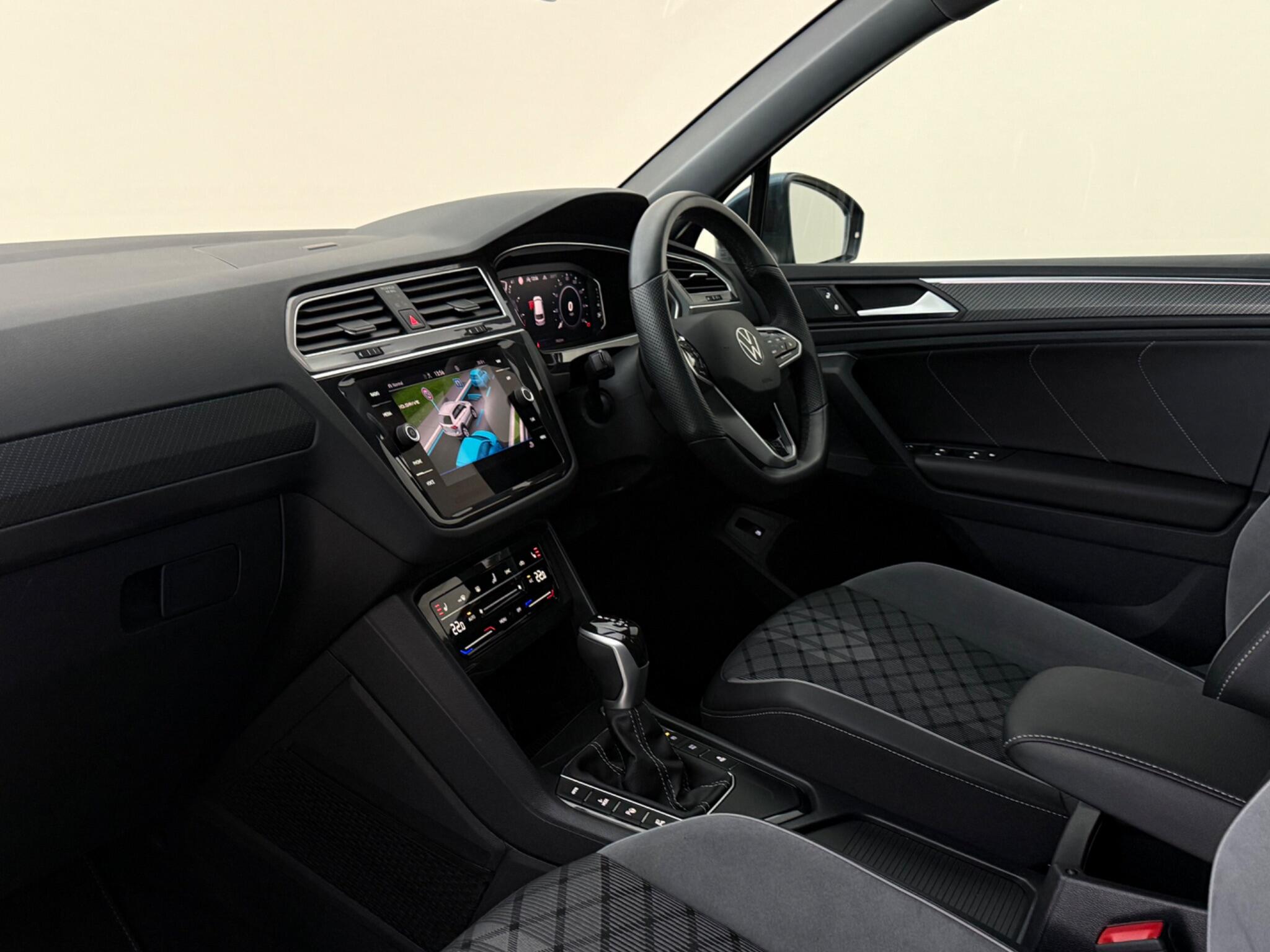 Volkswagen Tiguan view 4