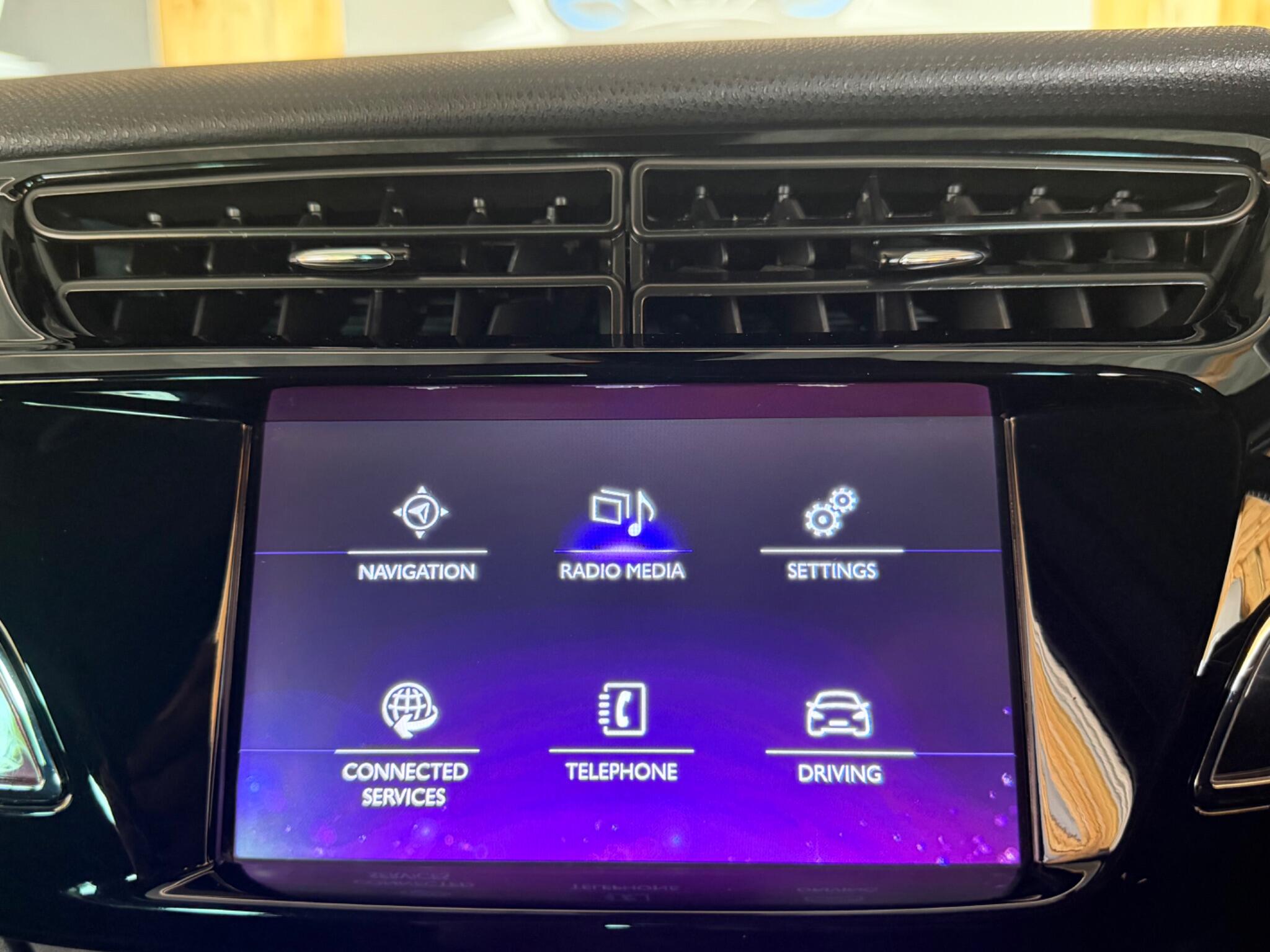 DS Automobiles DS 3 view 23