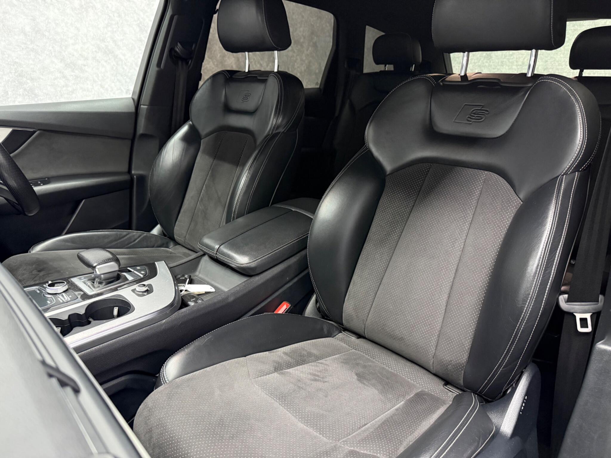 Audi Q7 view 11