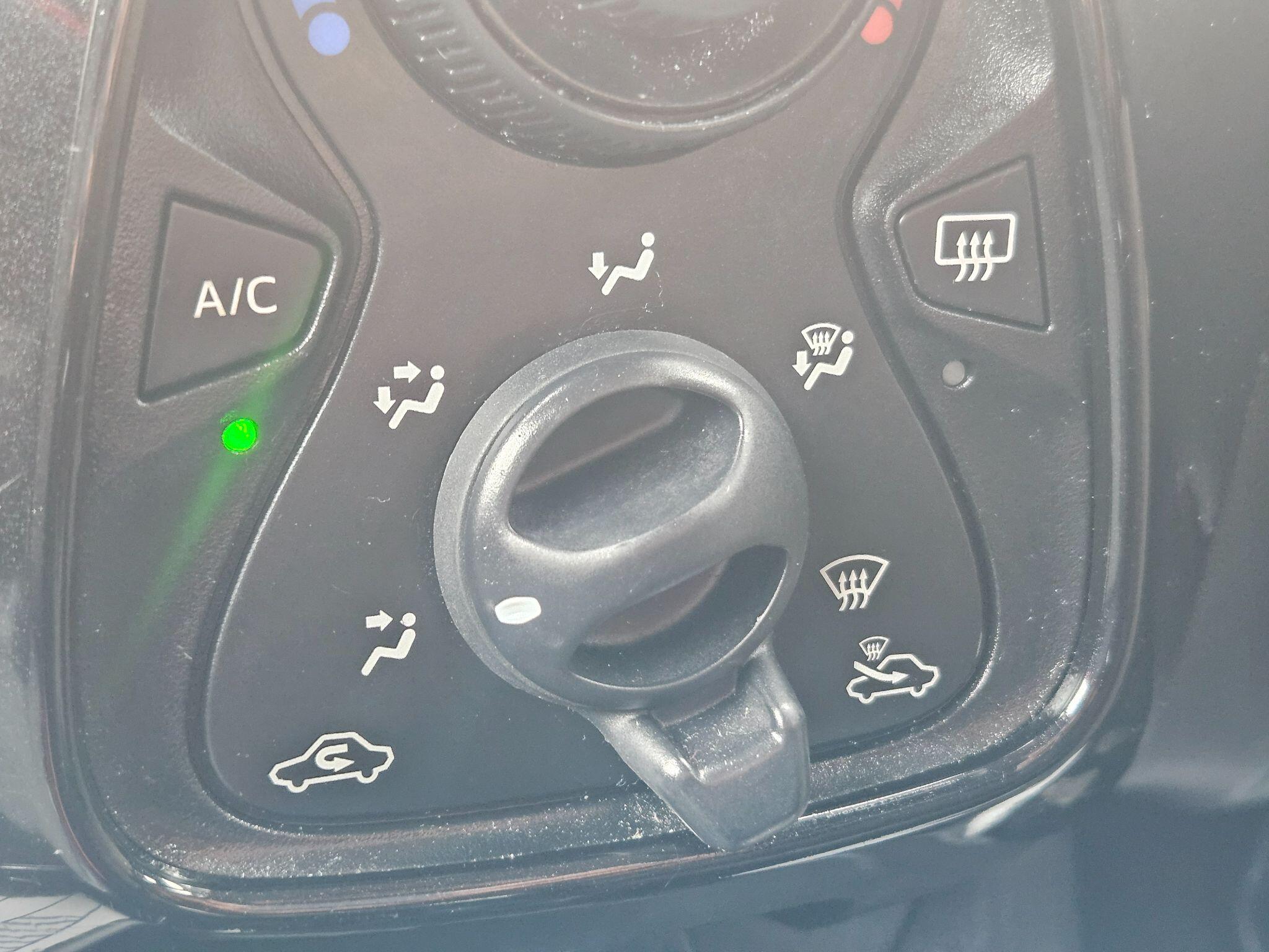 2015 Toyota AYGO image 34