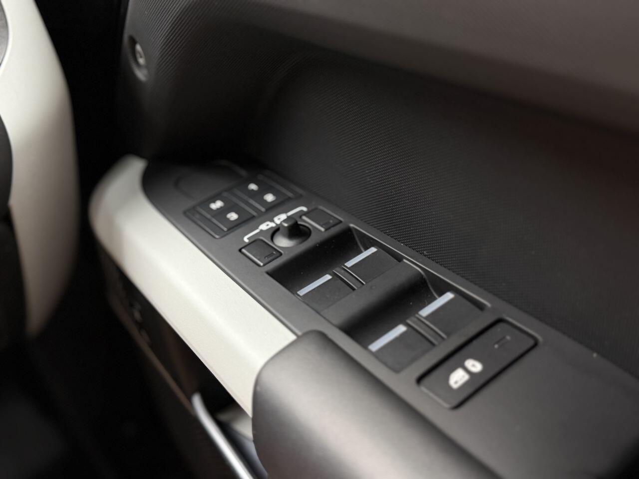 Land Rover Defender 110 view 42