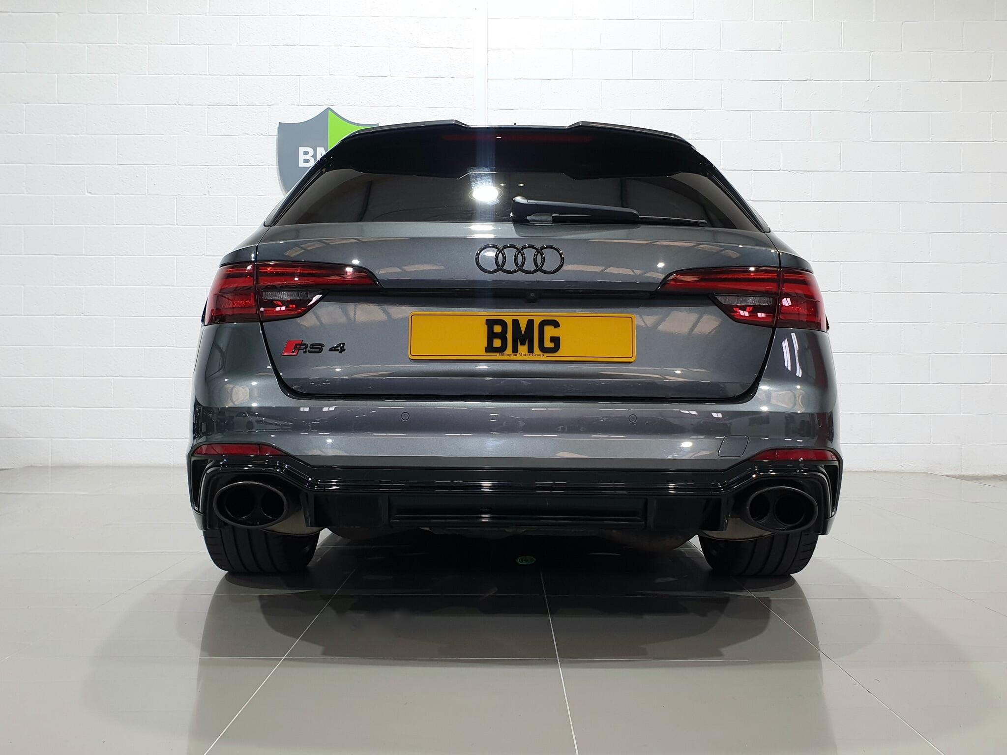 Audi RS4 view 6