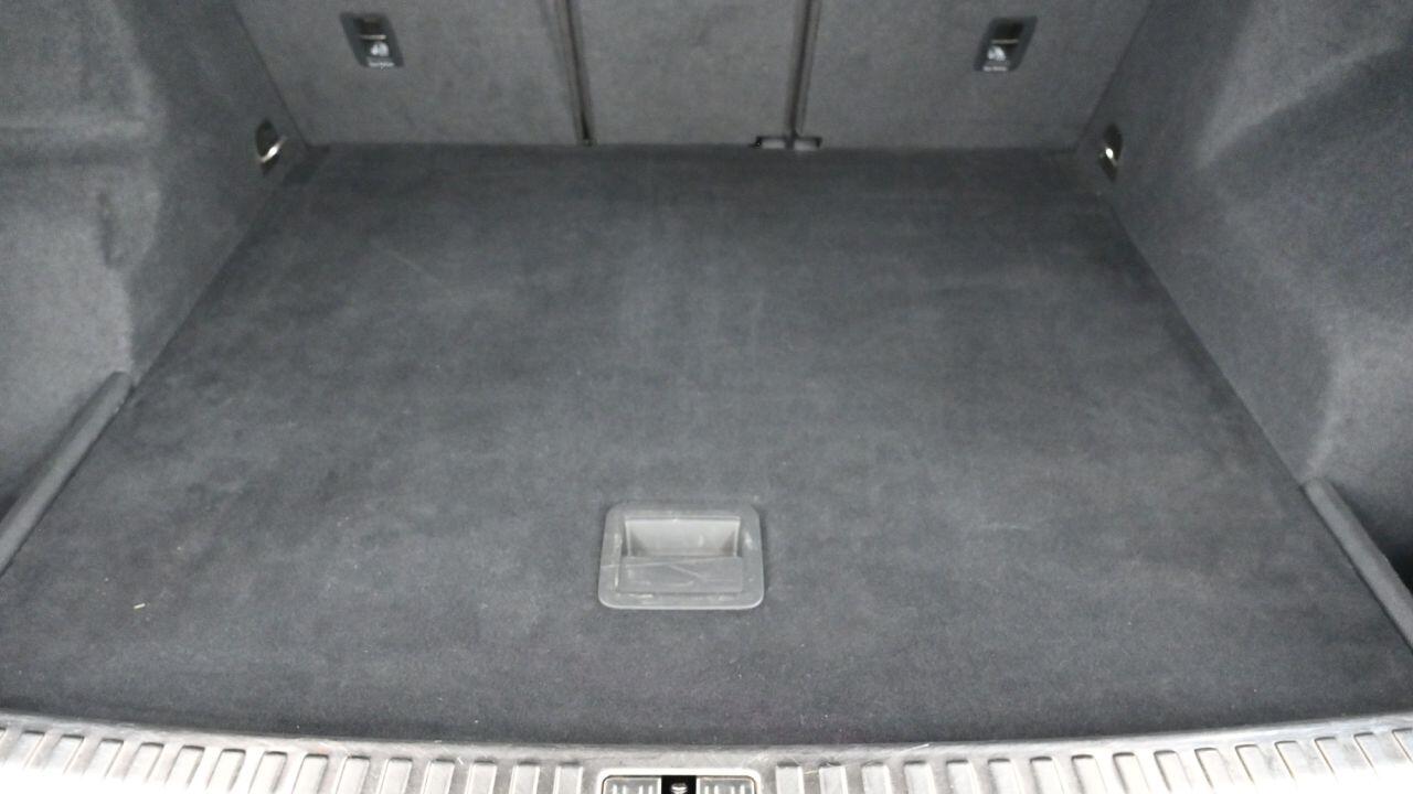Audi Q3 view 8