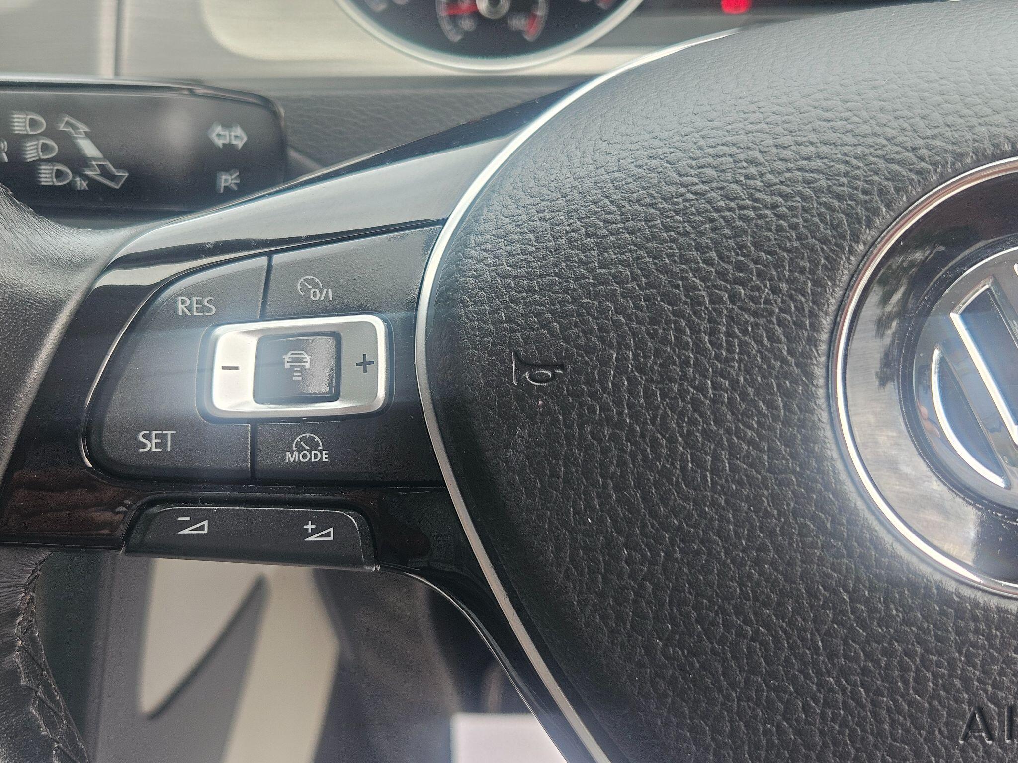 2015 Volkswagen Golf image 34