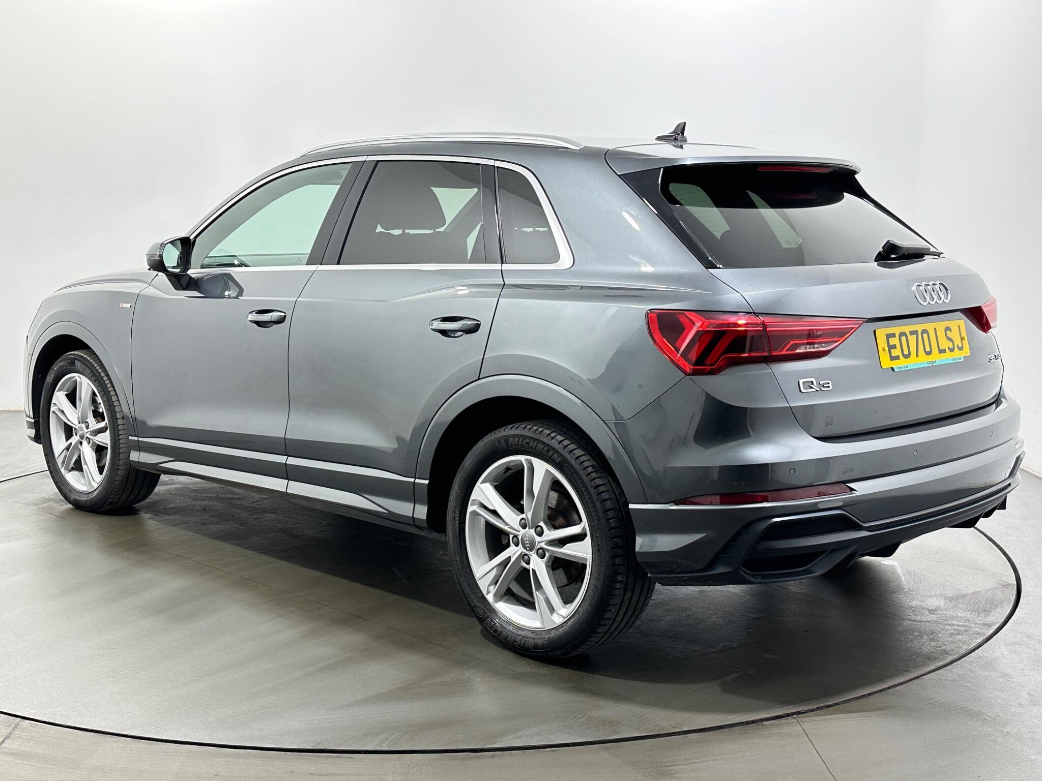 Audi Q3 view 6
