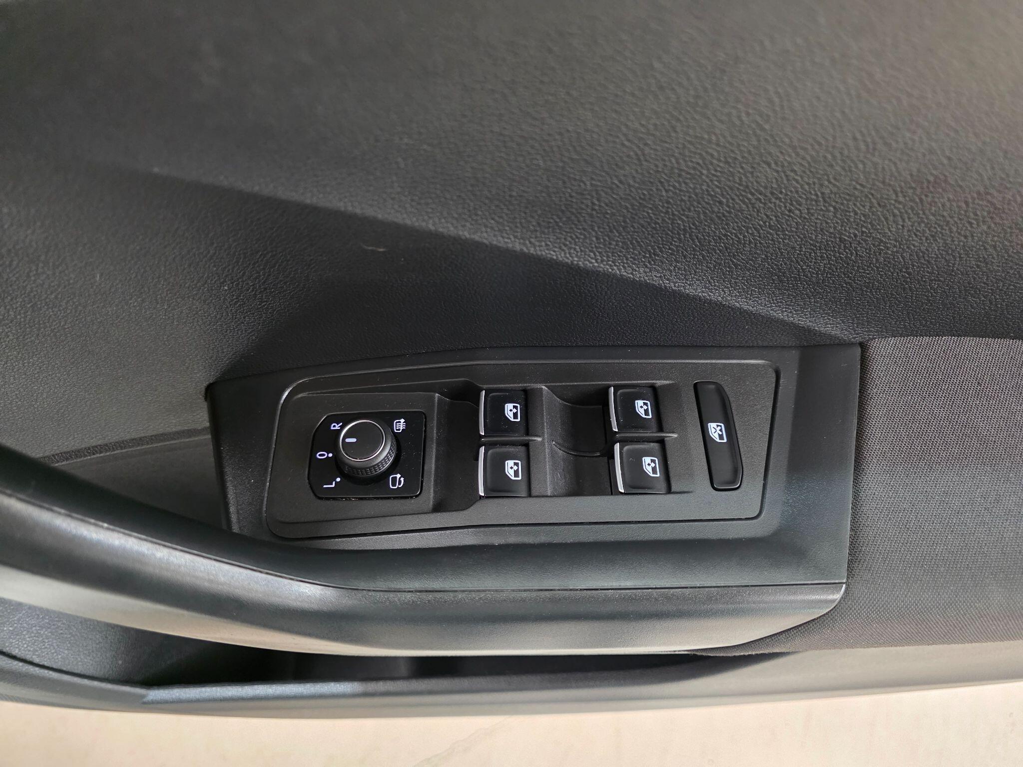 Volkswagen T-Roc view 13