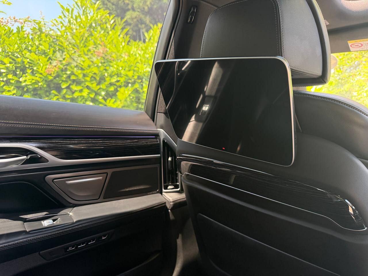 BMW 7 Series view 27