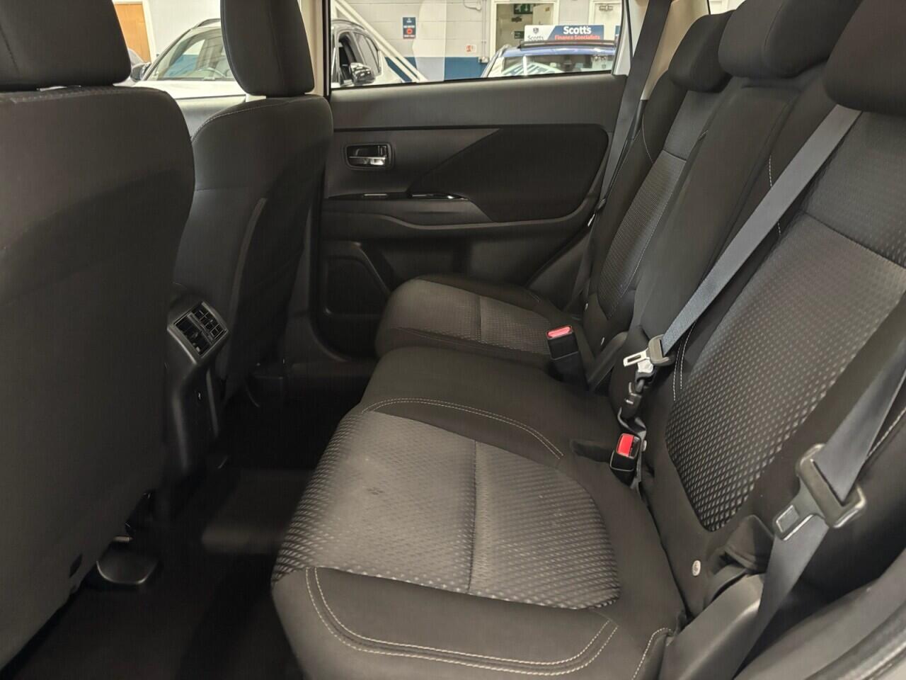 Mitsubishi Outlander view 22