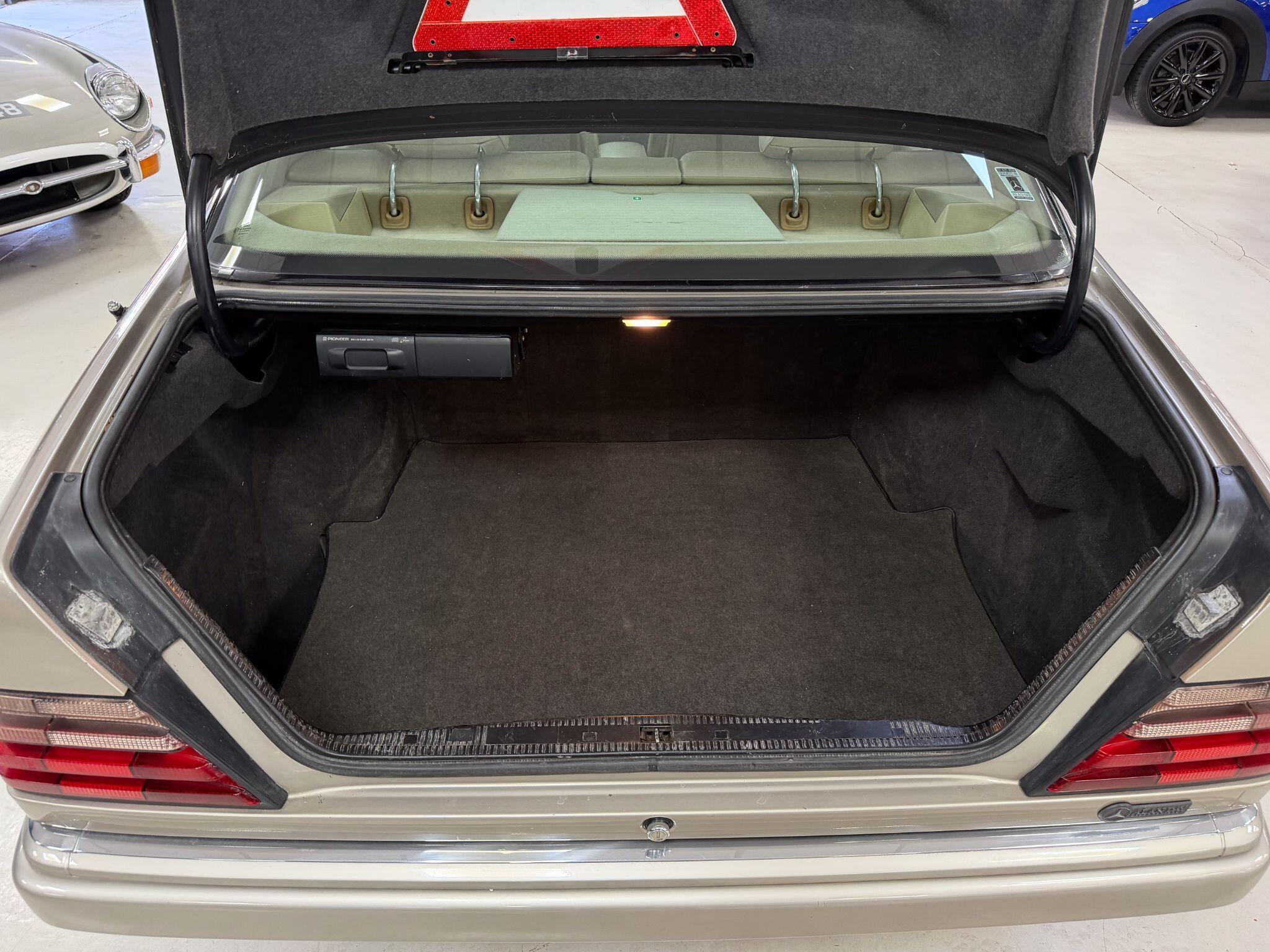 Mercedes-Benz E Class view 38