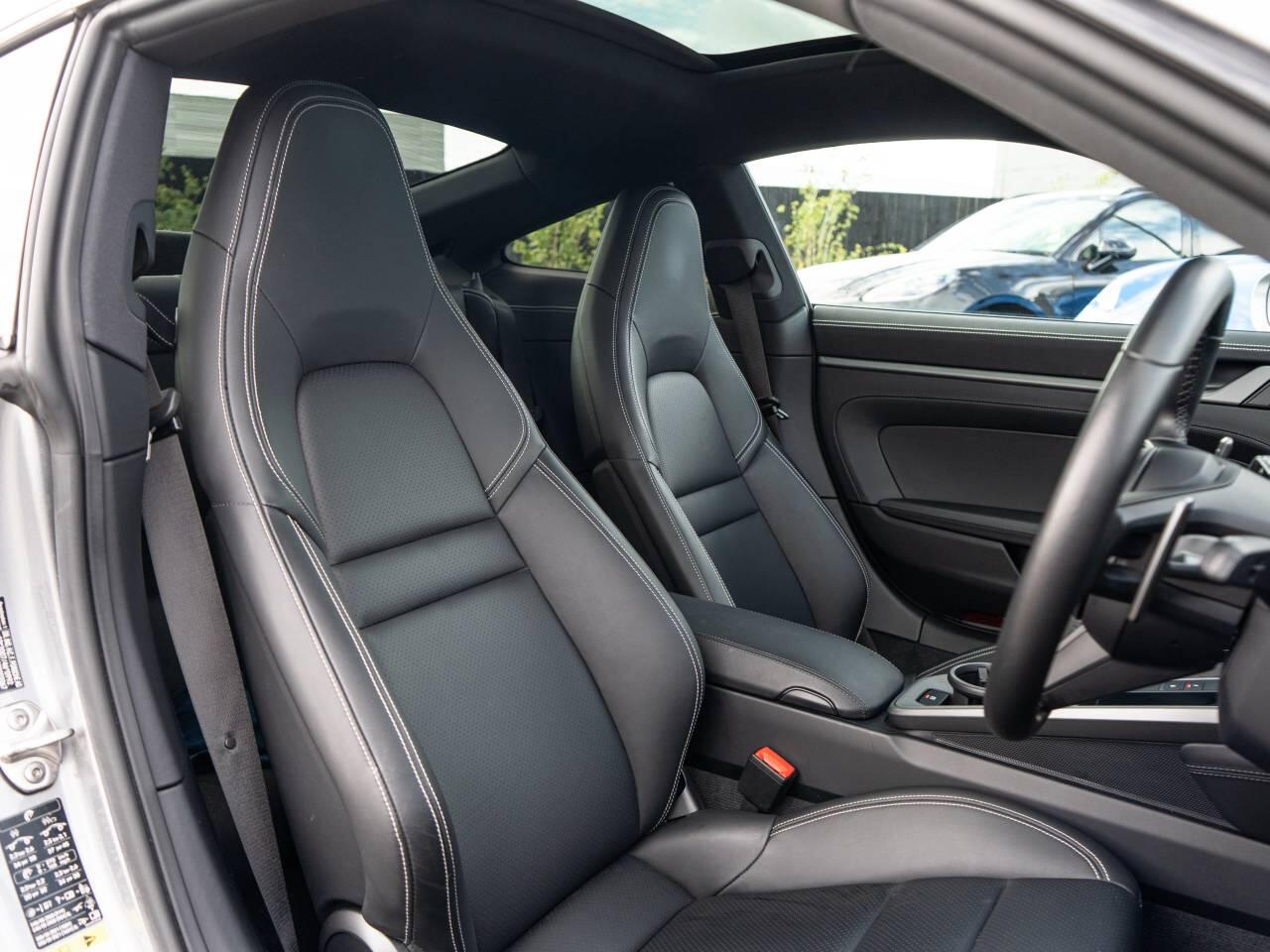 Porsche 911 view 5