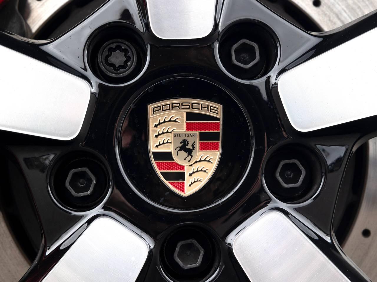 Porsche 911 view 7