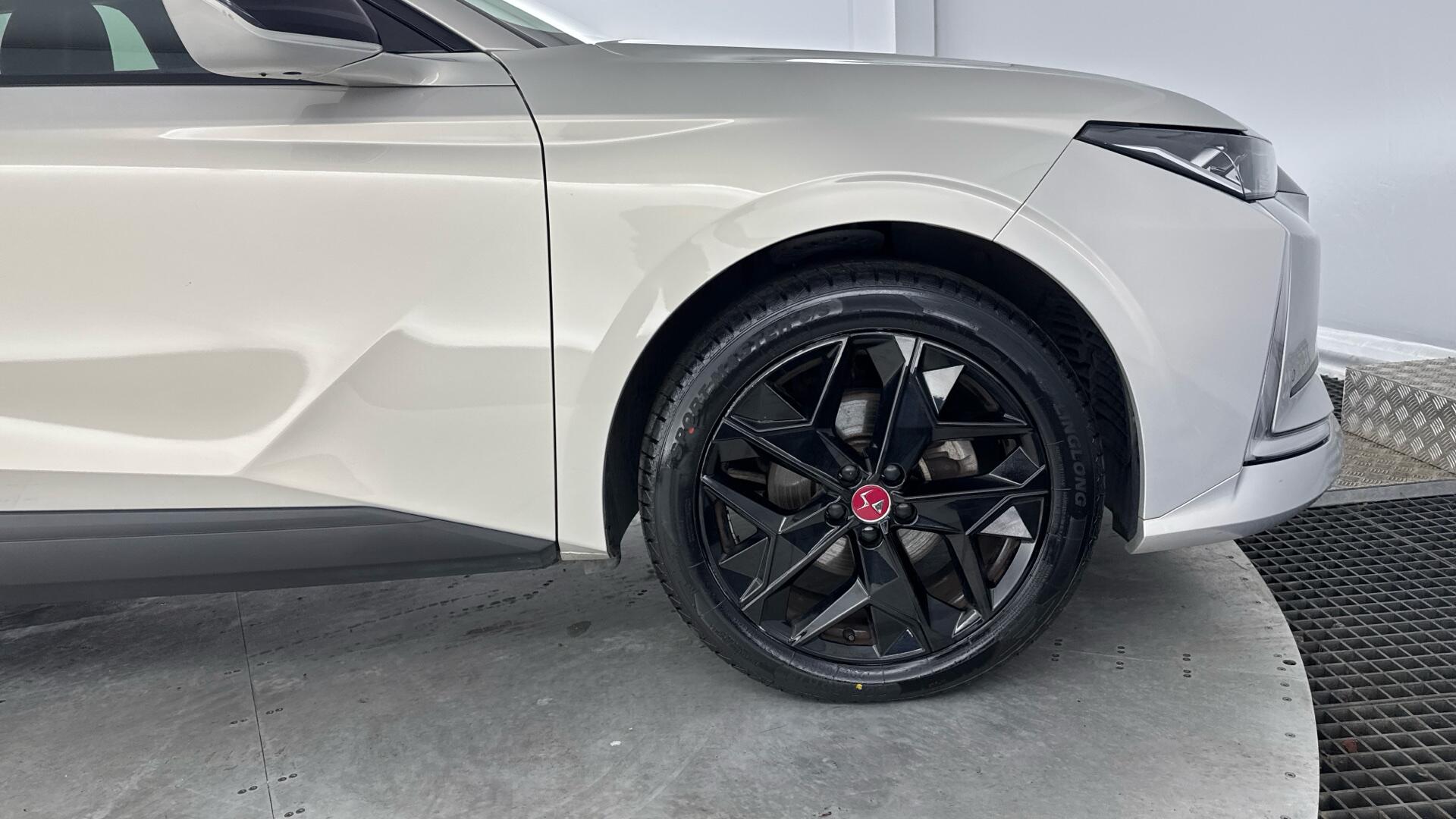 DS Automobiles DS 4 view 21