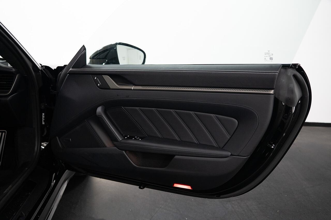 Porsche 911 view 19