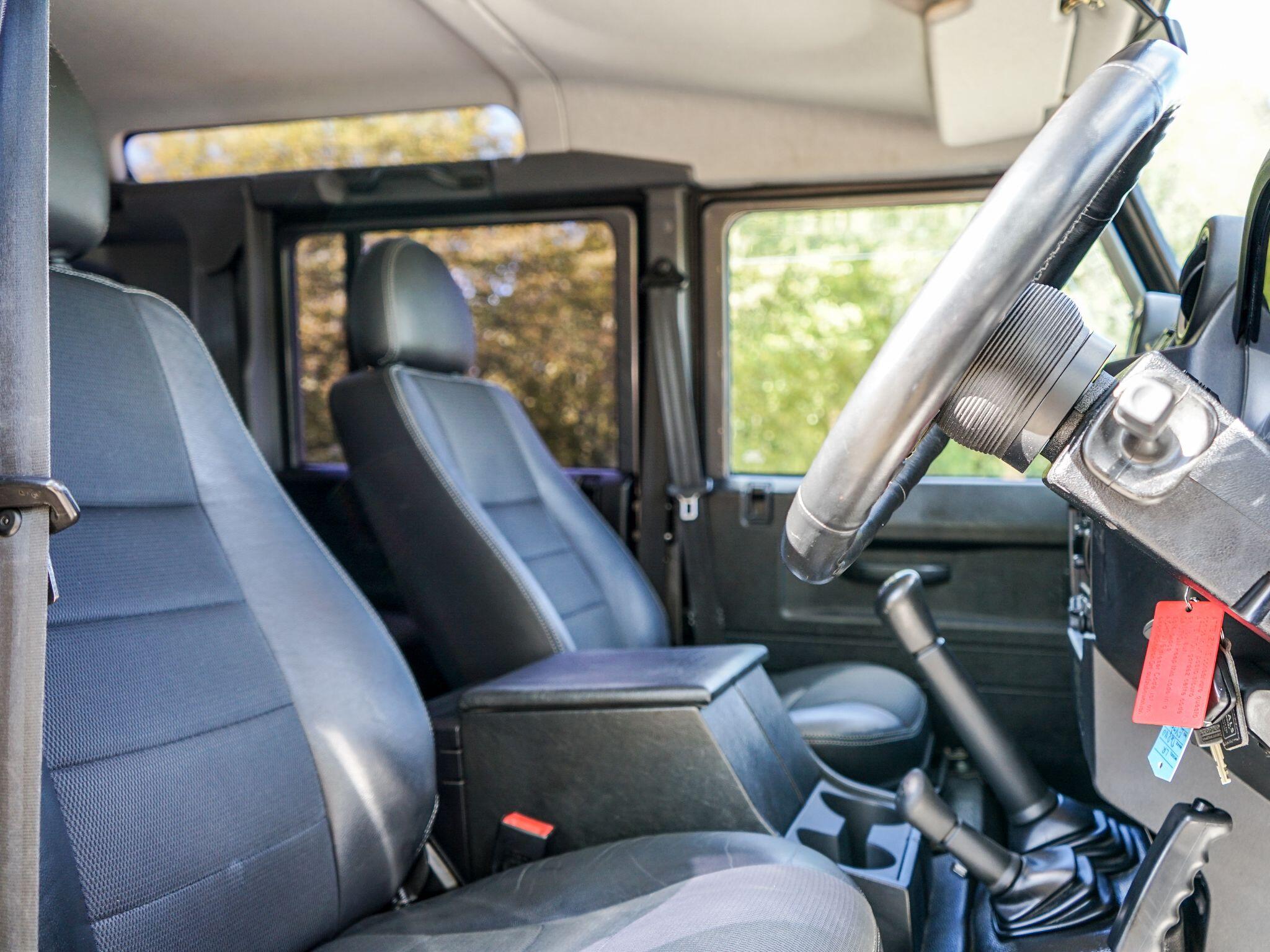 Land Rover Defender 110 view 30