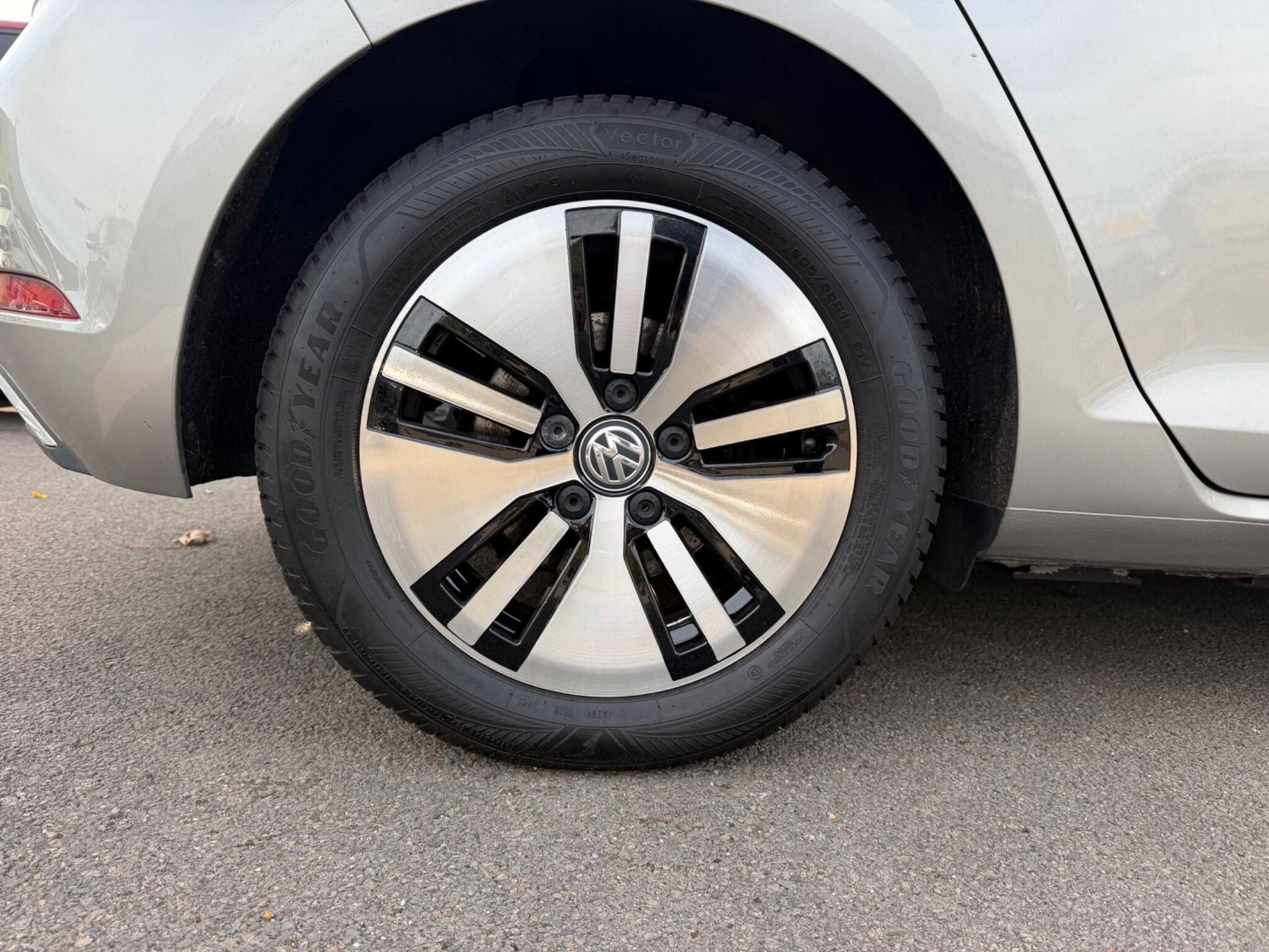 Volkswagen E-Golf view 13