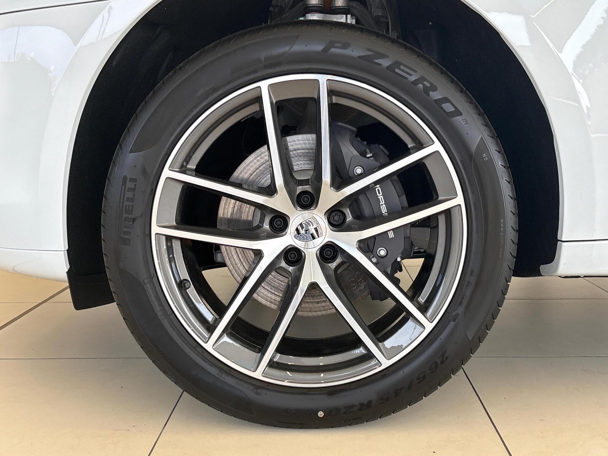 Porsche Macan view 25
