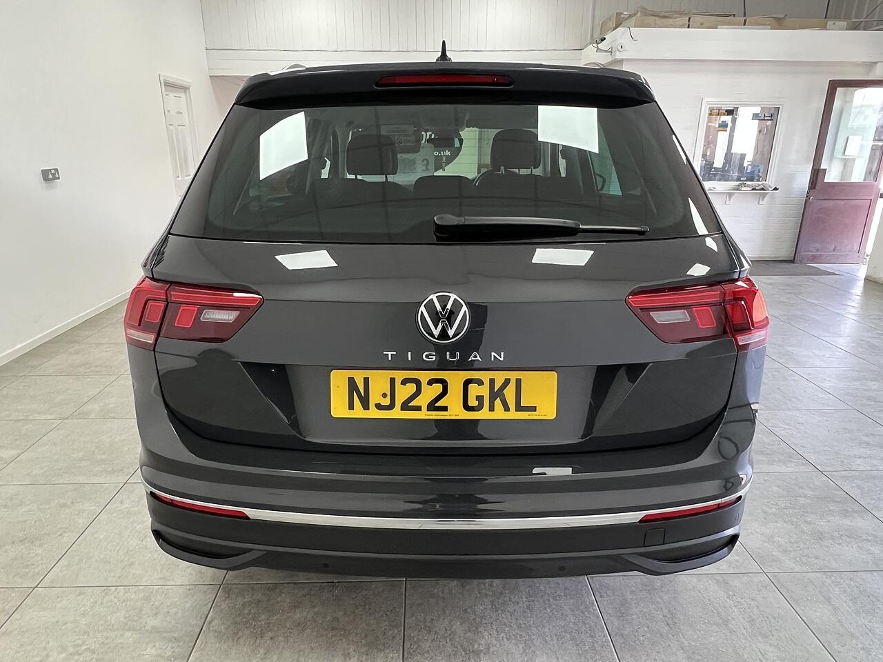 Volkswagen Tiguan view 4