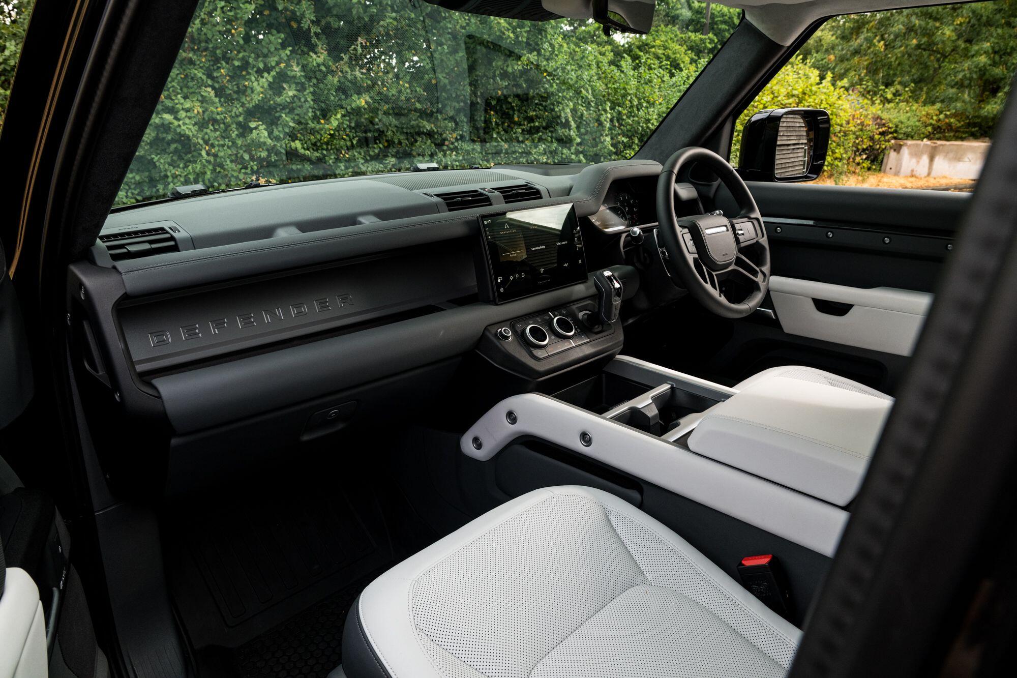 Land Rover Defender 90 view 41