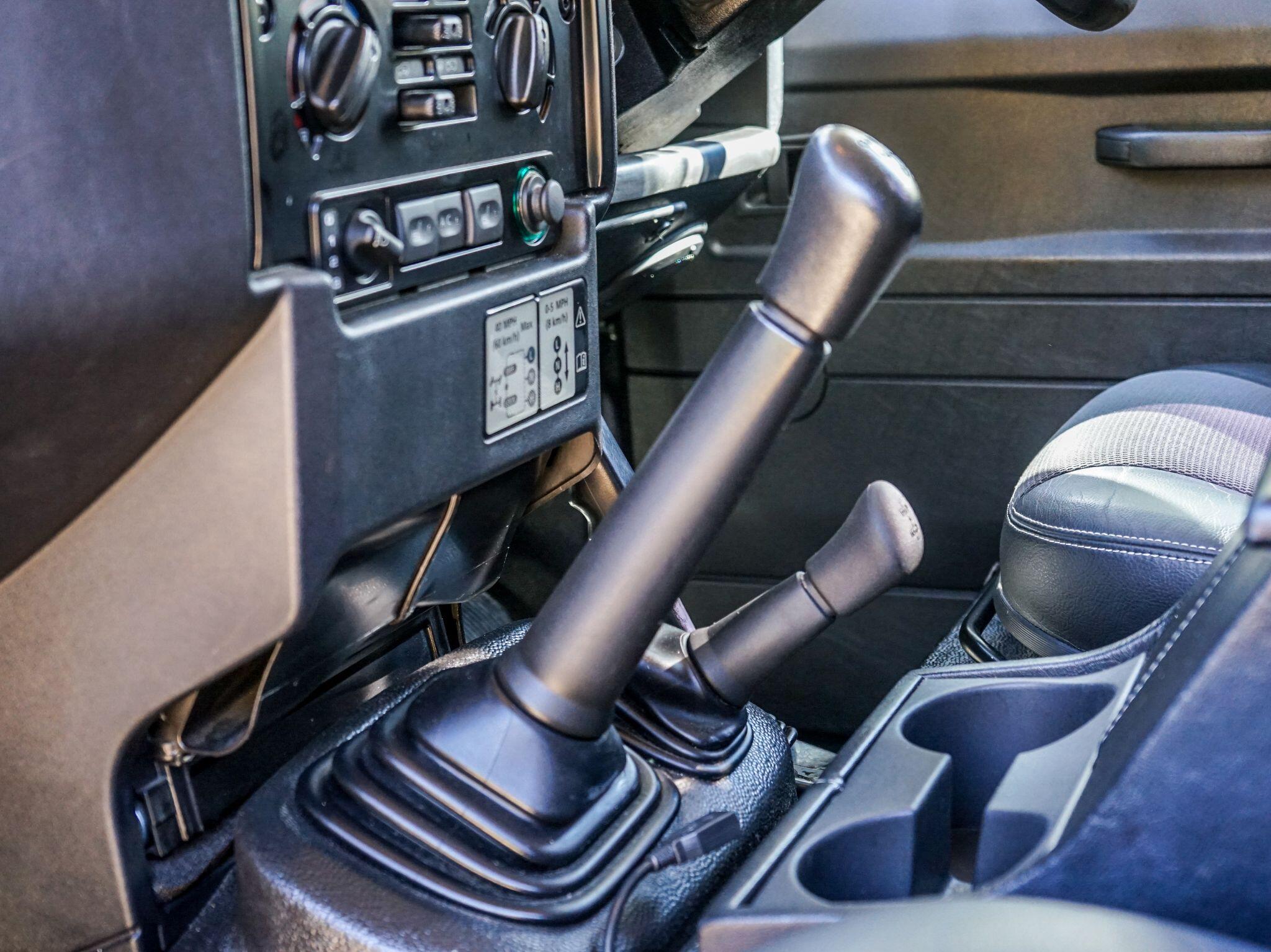 Land Rover Defender 110 view 28