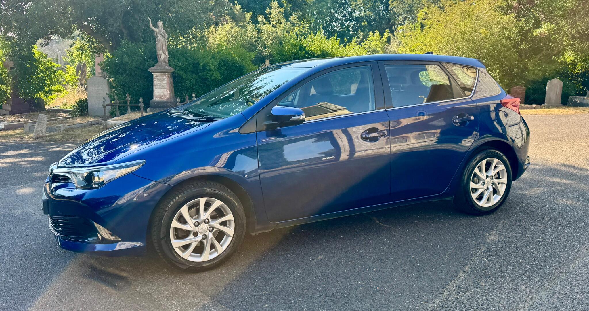 Toyota Auris view 3
