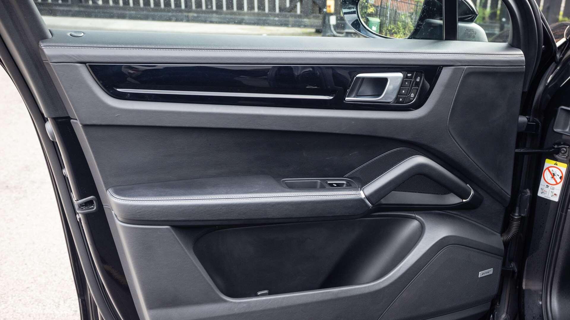 Porsche Cayenne view 25